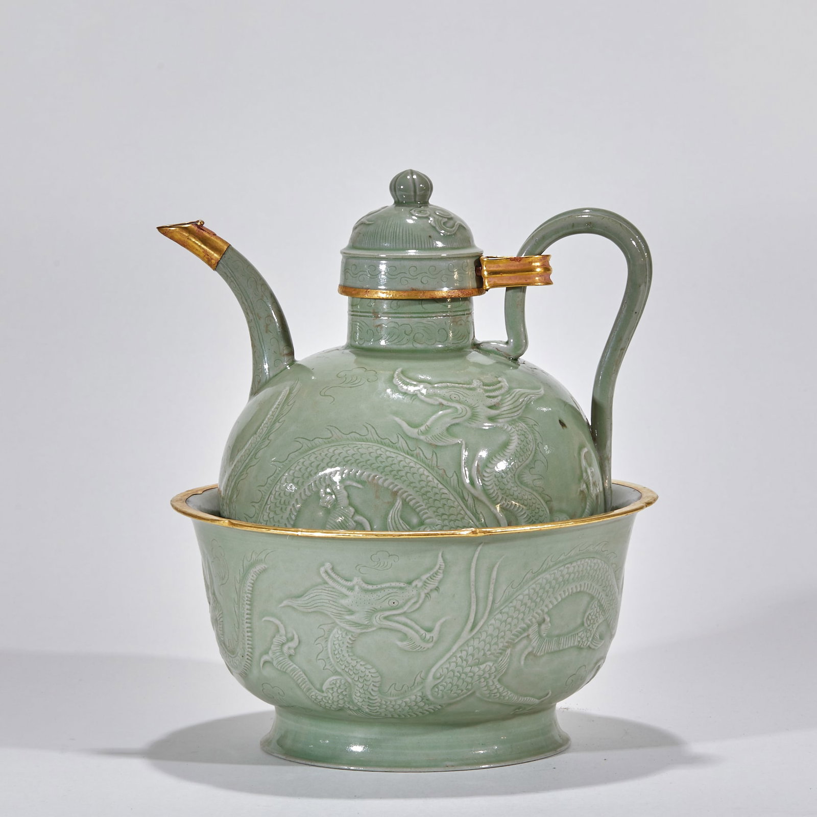 Yueyao Bao Jin kou long Wen hip flask a set of wine warmer: Complete set of appliances, Longquan green glaze. The pot body, the lid and the outer wall of the warm bowl are carved with Yunlong patterns; The spout edge, the joint of the lid and the warm bowl edg