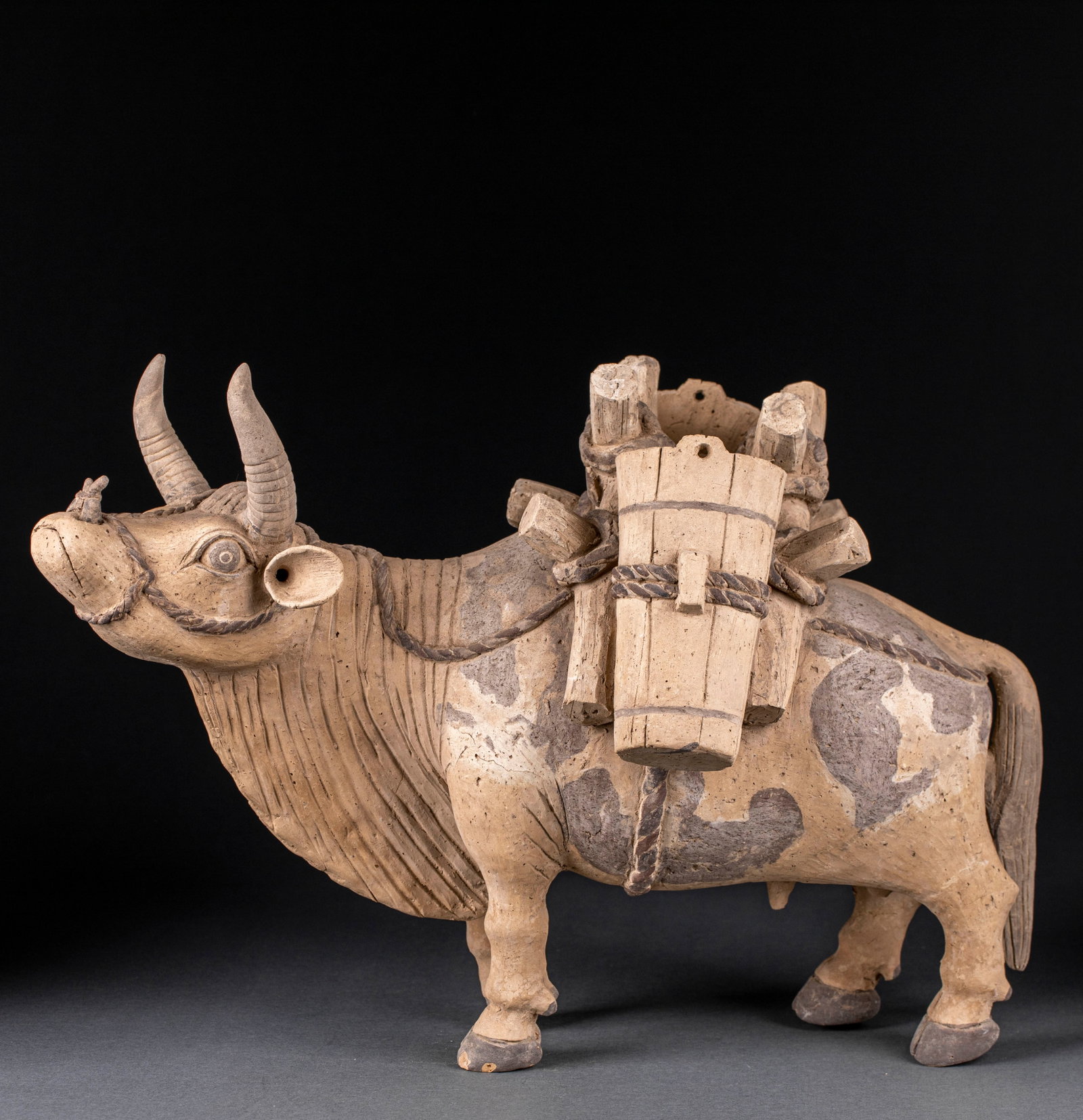 Pottery ox ornaments: Ceramic buffalo statue, the horn is thick and raised upwards, and the ears, eyes, nose and mouth, and neck folds are all realistically shaped. Cattle are tied with piggyback objects, including wooden