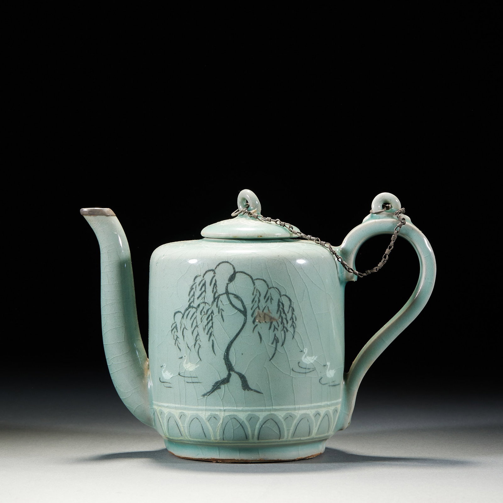 Celadon flower and bird holding pot: Celadon porcelain holding pot, the pot body is cylindrical, the whole body is celadon, and the glaze is covered with pieces. The outer wall of the pot is painted with weeping willows and swimming duck