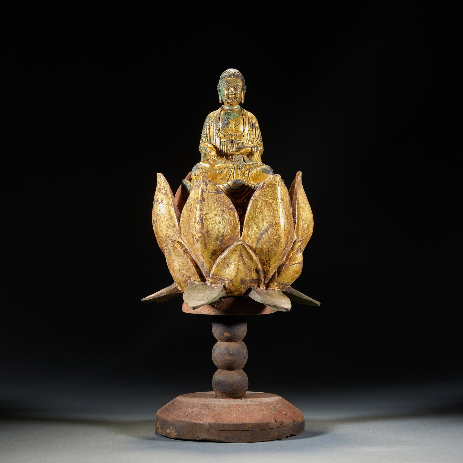 Buddha statue of Sakyamuni before Ming Dynasty [Cedar]: The wooden tire is painted with gold, and the Buddha sits in a three-dimensional lotus petal. Lotus is placed on the segmented beam base, which is a circular wooden platform. The surfaces of Buddha