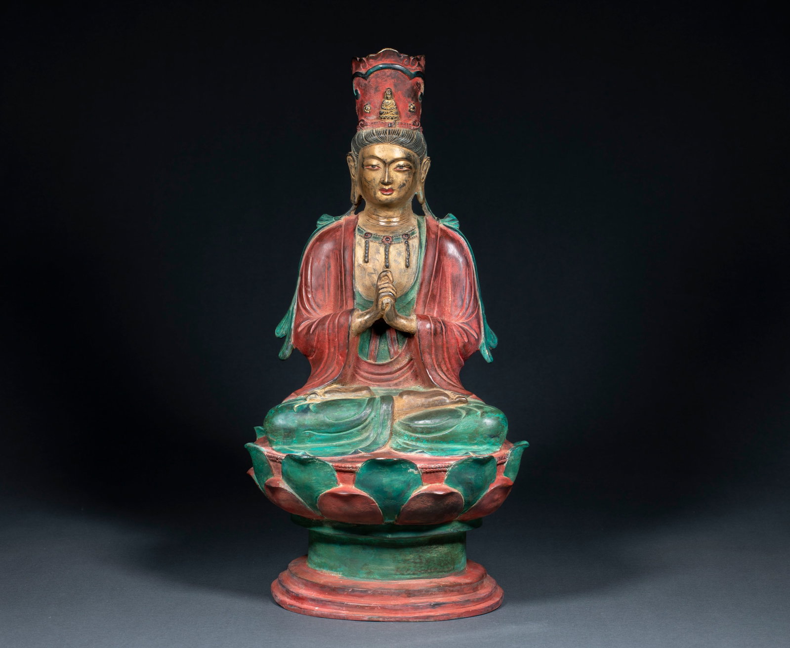 Sitting statue of Liao Buddha in Tongjiacai Lotus Platform: Bodhisattva sits like a statue and sits on the lotus seat. Wear a treasure crown, crown Anhua Buddha, and fold your hands on your chest. The clothes are painted in red and green, the face and skin