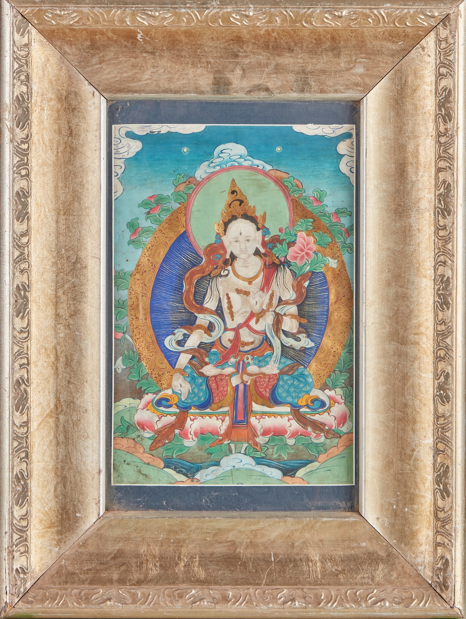 Tara mineral color thangka mirror frame: Thangka with a frame, the main statue of White Tara, is white in color, wearing a crown, sitting in a knot and holding Ubara flowers. There is a head light backlight behind him, with auspicious
