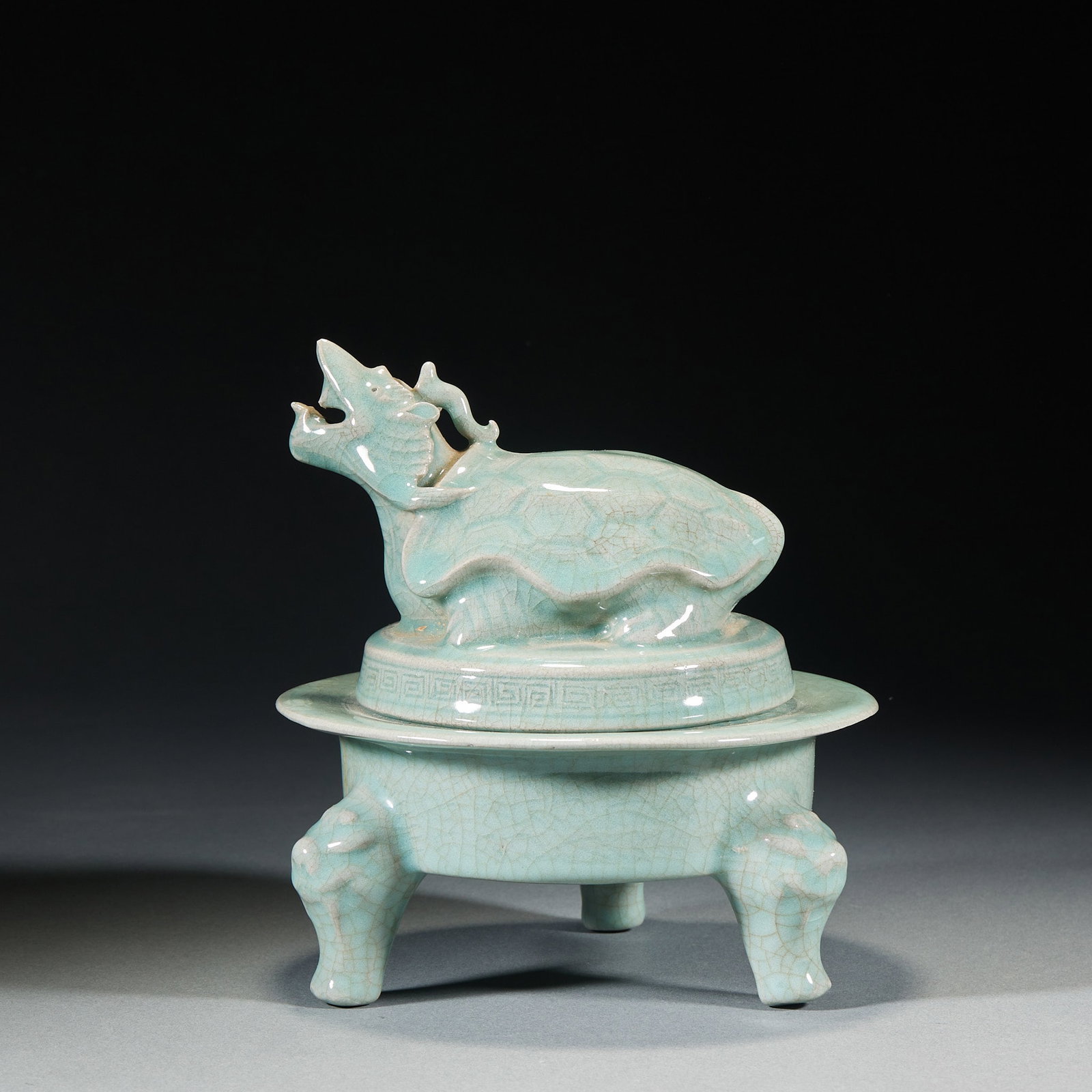 Koryo celadon three-legged animal twisting aromatherapy: Aromatherapy consists of two parts: furnace body and cover. The furnace body is tripod-shaped, with three animals supporting the furnace body with their heads and feet, and the mouth edge is wide and