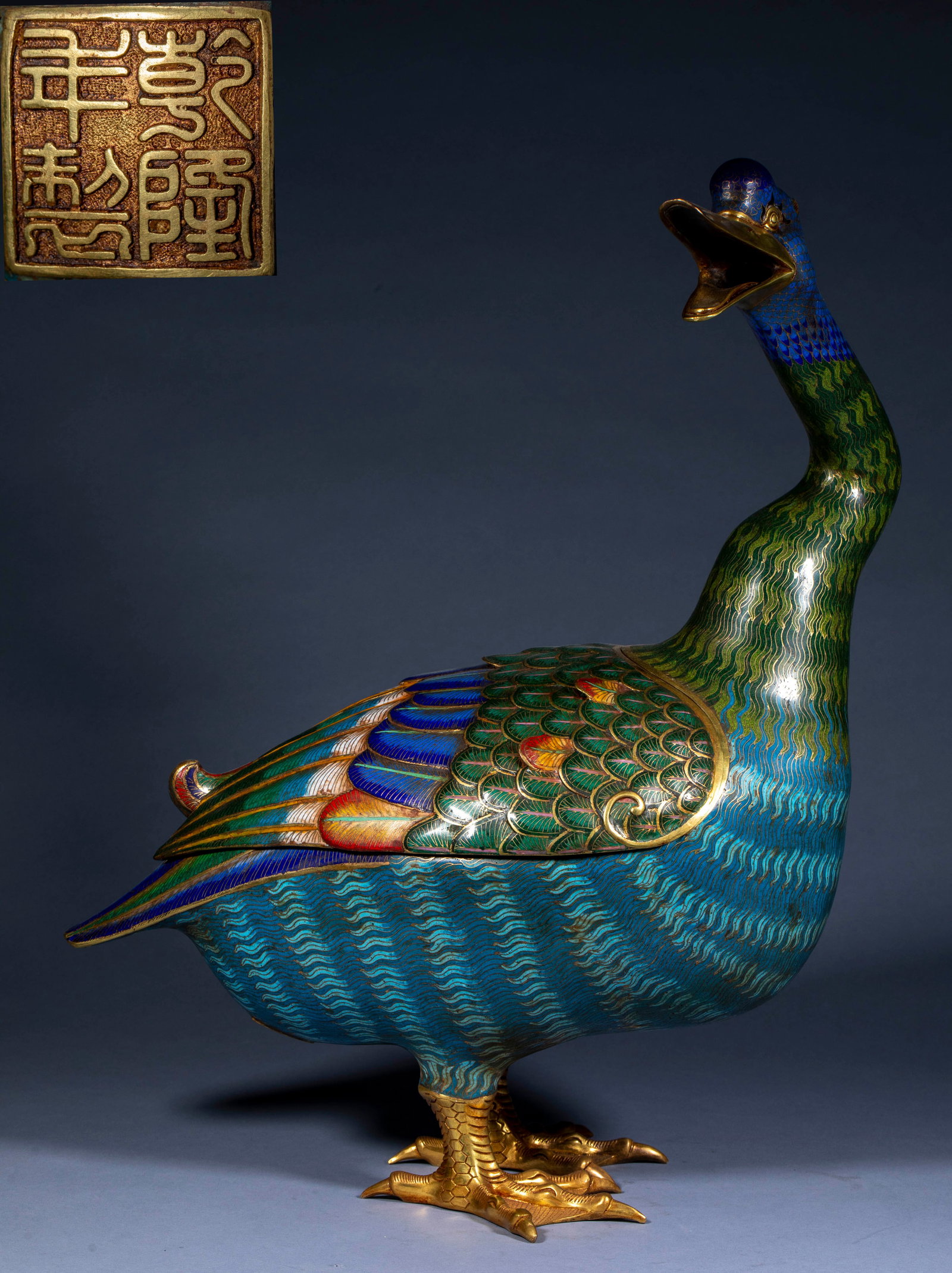 Ganlong annual goose-type aromatherapy stove: The whole is in the shape of a goose, with a hollow body and an openable cover on the back. Copper tire, full of cloisonne filled with enamel, the head and neck, wings and body are decorated with