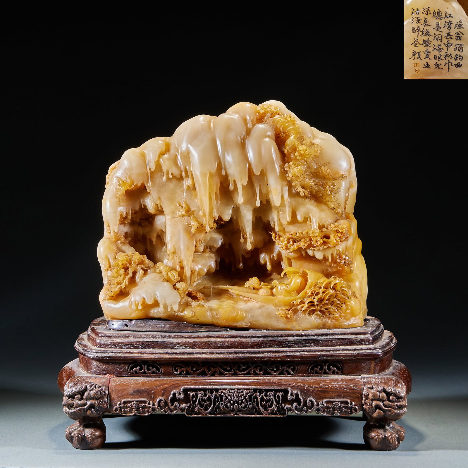 Tian Huangshi landscape figure ornaments: Shoushan stone is carved in a circle, and the stone is yellow and white. The whole device carves the scenery of snow and mountains, the mountains are carved with hanging ice ridges, the caves are