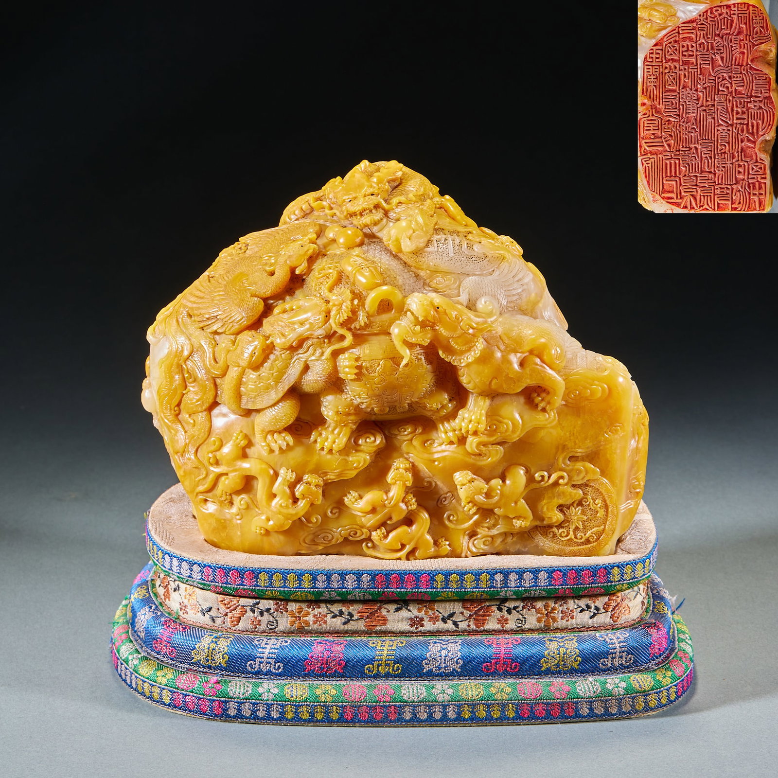 Tianhuangshilong ornaments: Shoushan stone is carved in stone with golden color. The vessel is covered with reliefs, and carved with dragons, phoenixes, turtles, stingrays, etc. The animals shuttle between moir?? patterns and