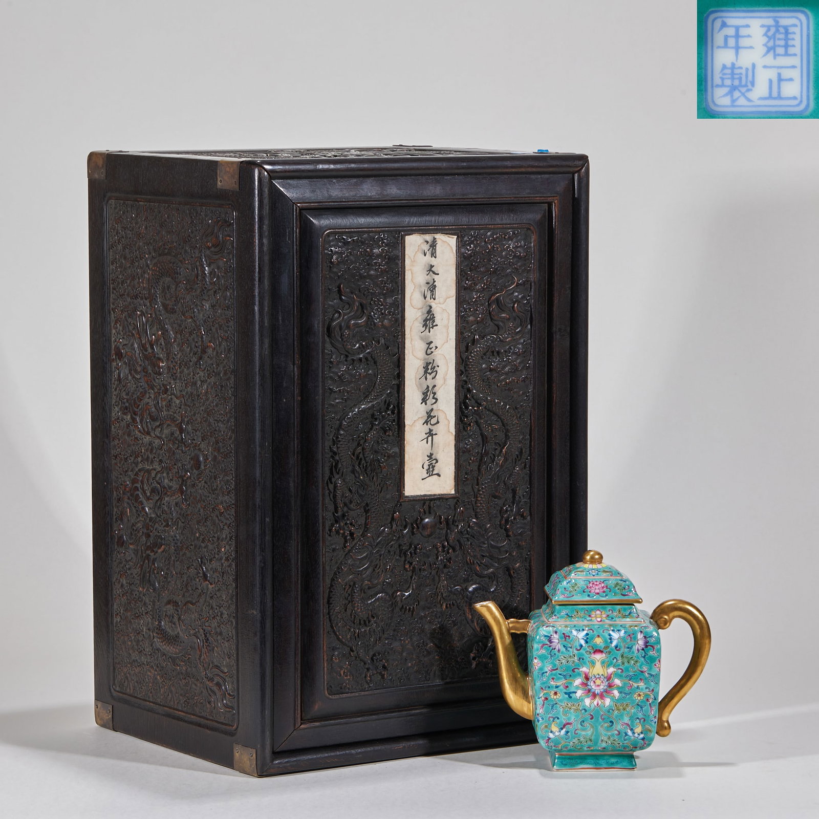Yongzheng annual turquoise green pastel flower pot: Porcelain square pot with "Yongzheng Year System" blue material at the bottom. The pot body is square in shape, and the whole body is blue, covered with pastel lotus flowers, and the pot flow, handle