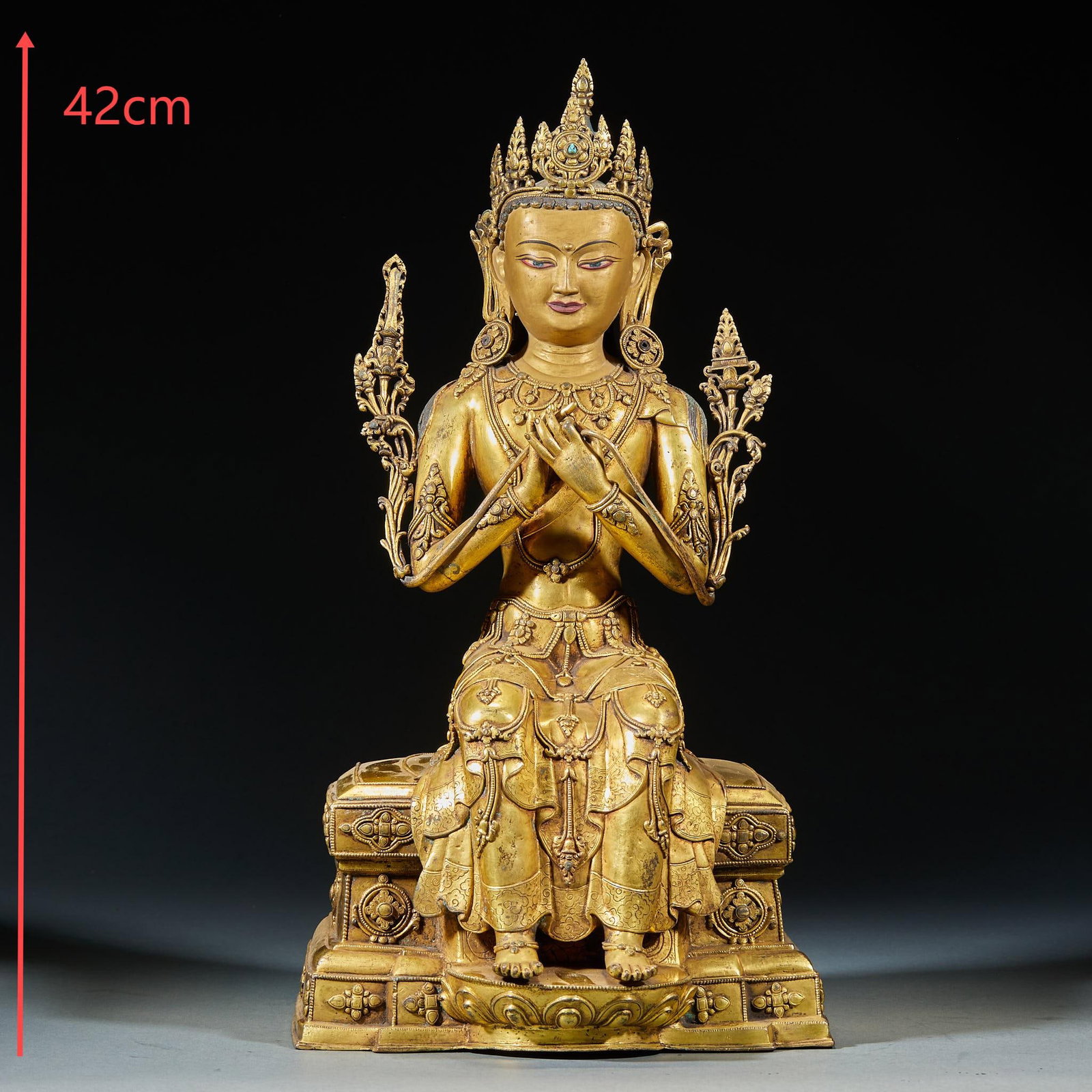 Bronze gilded Tara statue: Bronze gilded statue, 42 cm high. Bodhisattva wears a crown of jewels on her head, and her face is regular, her eyes are painted, her hands are printed on her chest, and the lotus stems are stretched