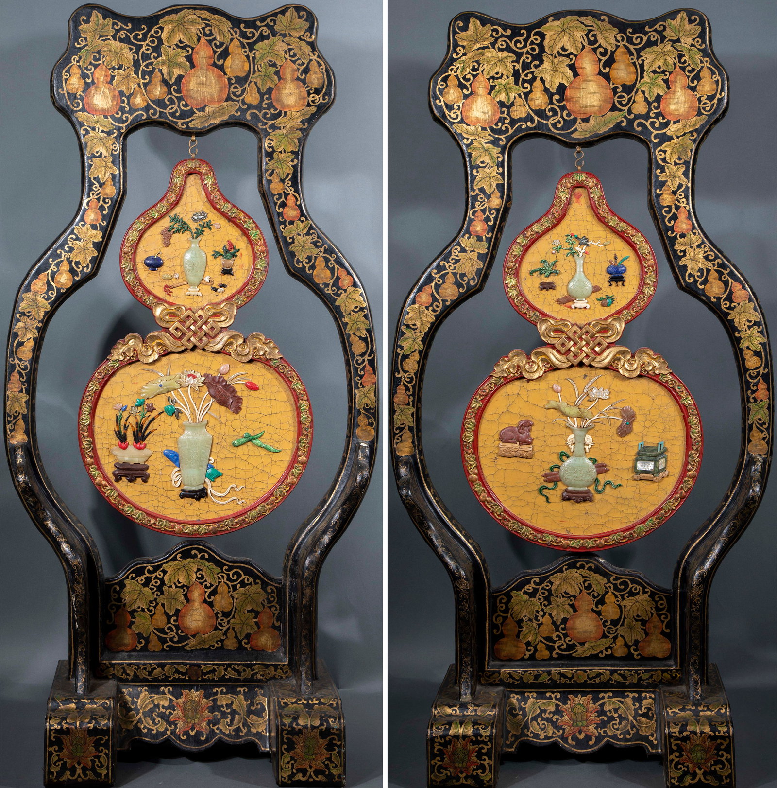 A pair of seat screens inlaid with red sandalwood and gourd in clear lacquer gold: The hanging screen frame is gourd-shaped, painted in black, and painted with gold throughout. The screen body is hung with gourd-shaped inserts, which are divided into upper and lower parts. The