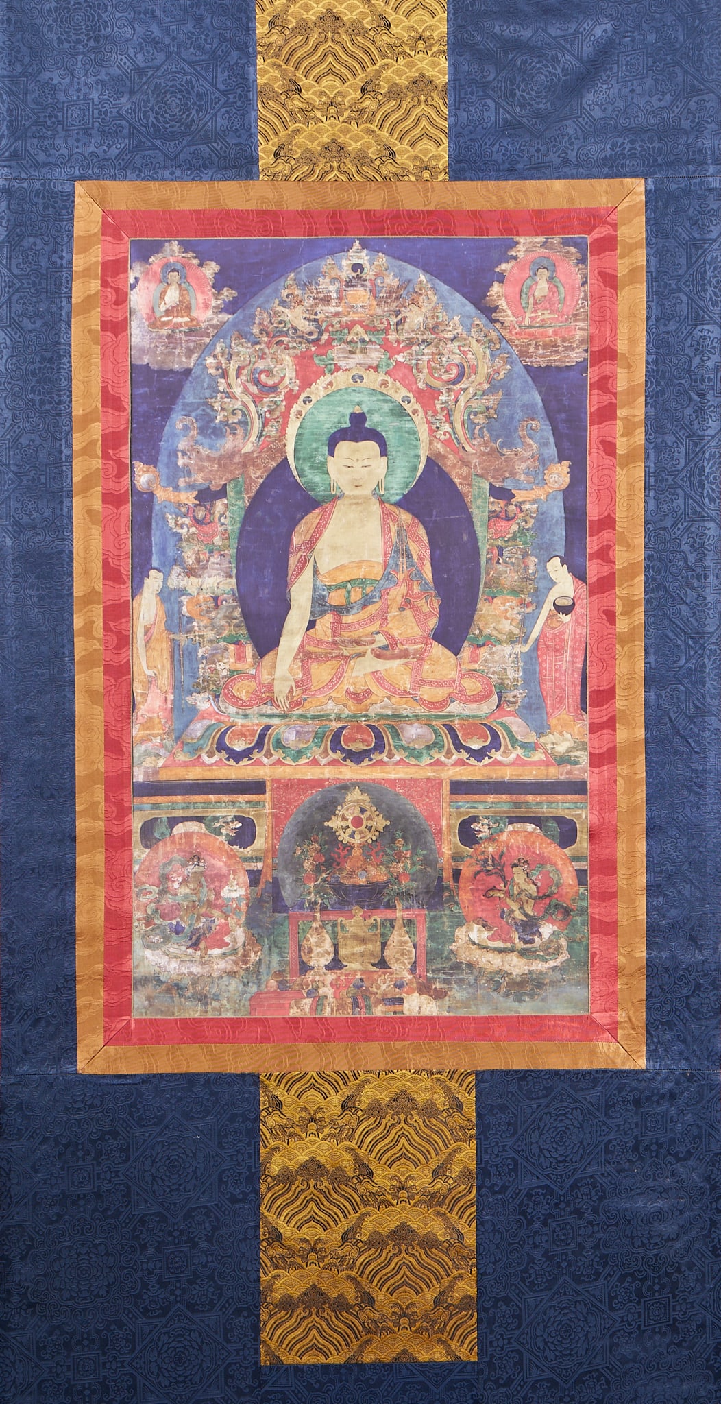 Pharmacist Fo Thangka: The canvas depicts the Lord Buddha of Sakyamuni, who sits in a crouching position with his right hand touching the ground and his left hand holding a bowl. Draw disciples on both sides of the Lord,