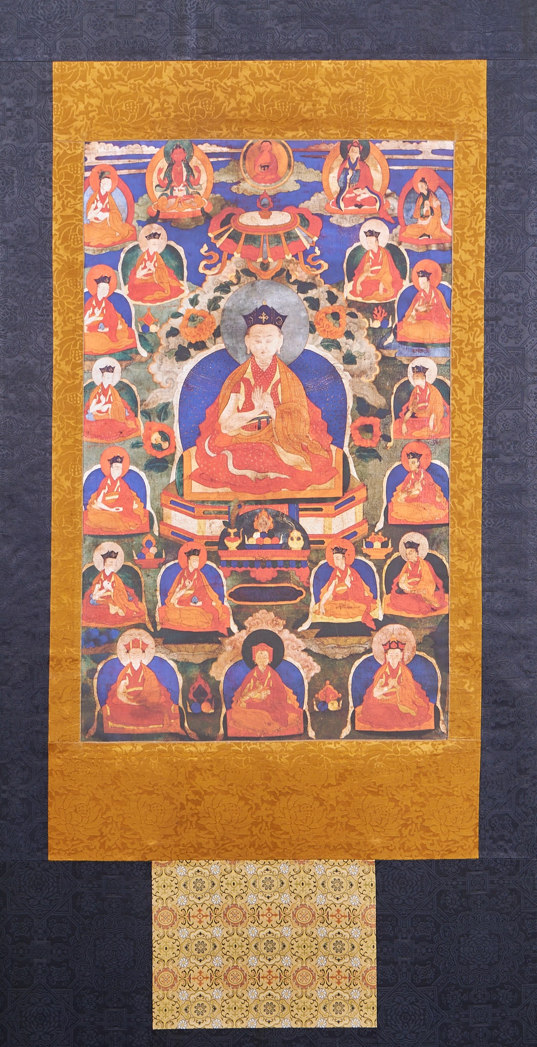 Guru Thangka: The center of the picture is the guru, sitting in a squatting position, and printing with both hands. The picture is arranged in layers of guru figures, surrounding the main statue, with Falun painted