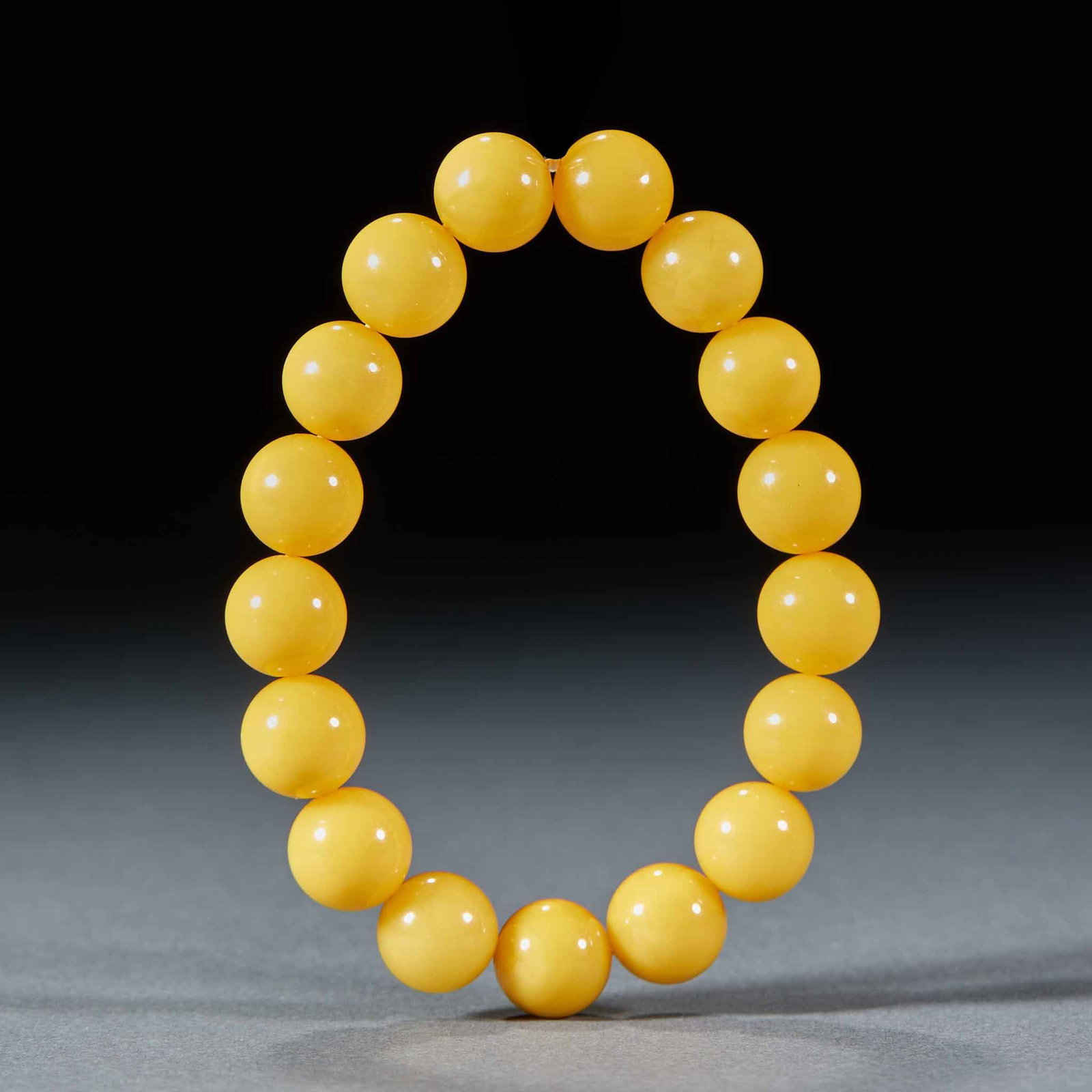 Beeswax bracelets: It is made of round yellow beeswax beads with chicken oil. The beads are even in color, warm in texture, smooth and polished in surface, and round and full.Single diameter 1.2cm