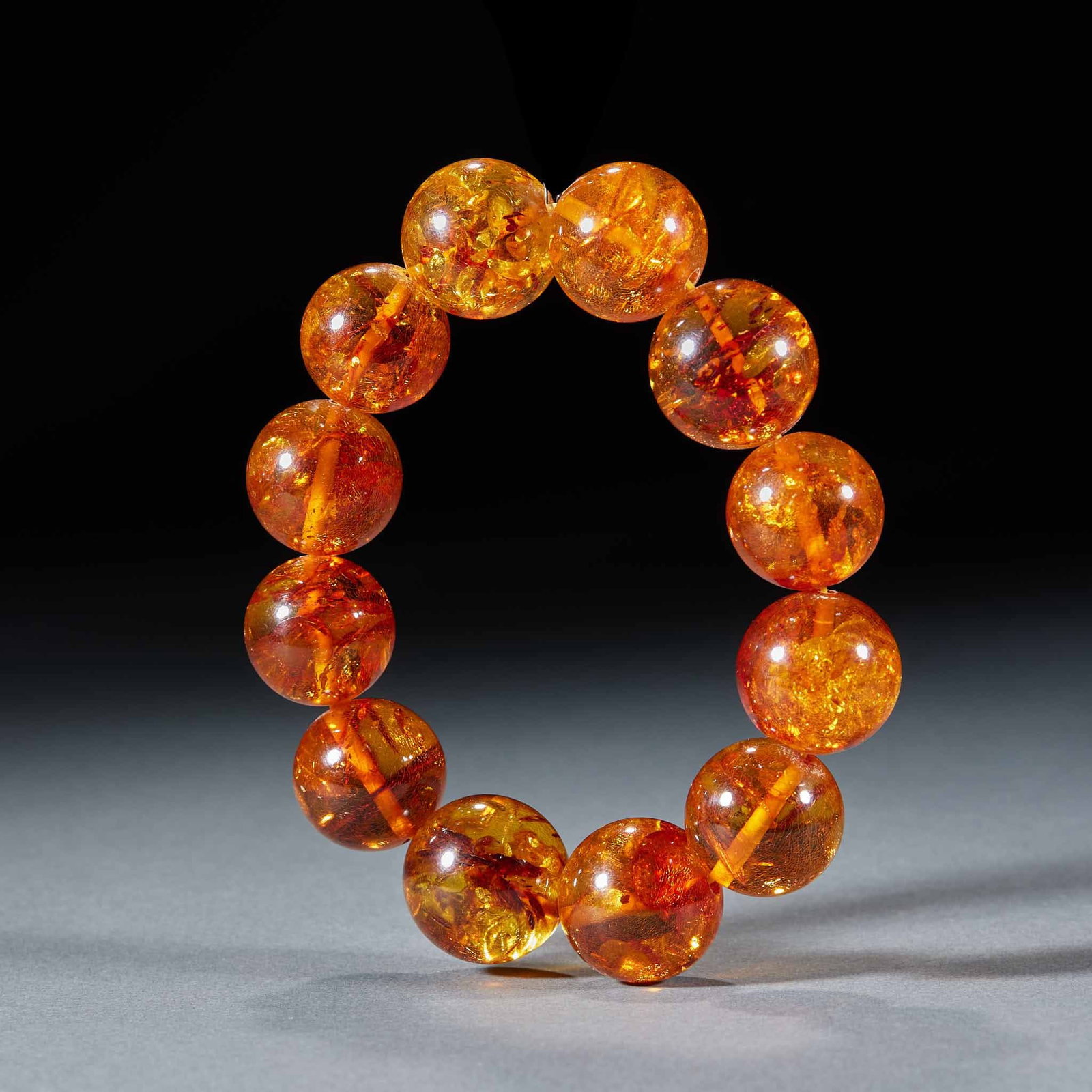 Hupo bracelet: Pearl flower buds are made in series, with transparent body, natural plant debris and flaky inclusions wrapped inside, orange background, clear texture of inclusions and regular polishing of
