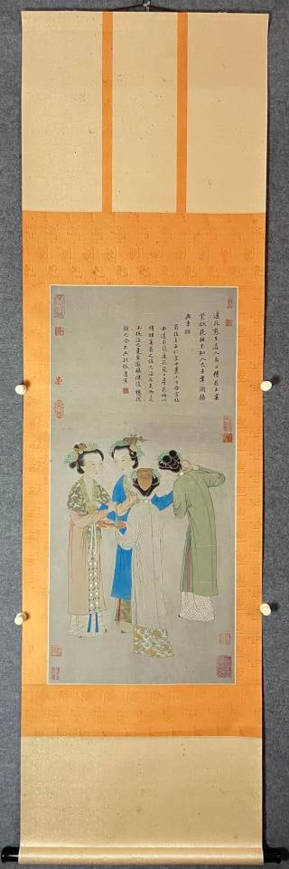 Prostitutes in Tang Yin Wangshu Palace: The vertical shaft is originally mounted in silk, and the silk is colored. The picture shows four ancient women sitting in front of the case. The characters are dressed in light-colored long skirts wi