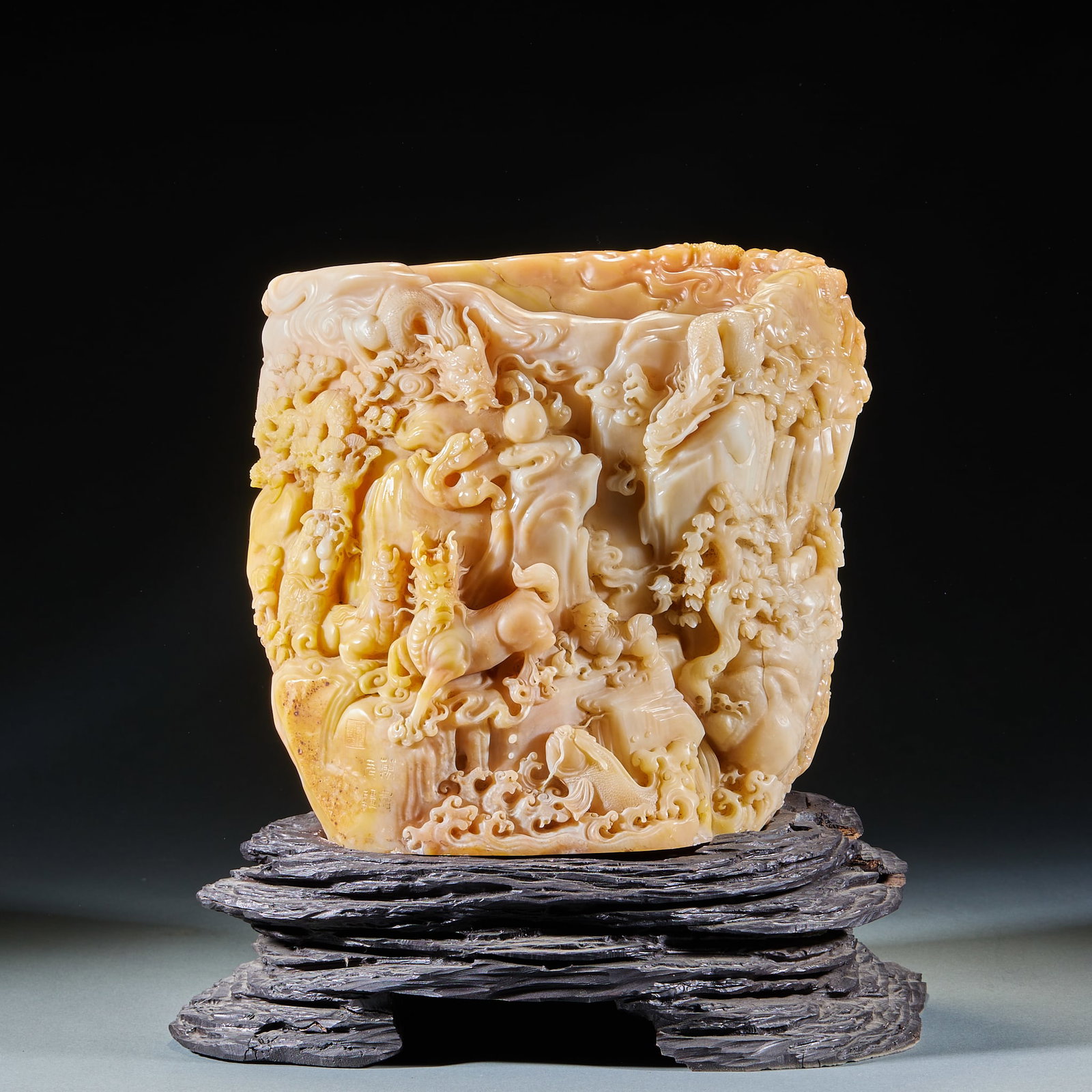Tian Huangshi Rui beast pen holder: Shoushan stone is carved in a round shape, and the stone is yellow and white. The vessel is covered with carved immortals, dragons, Swiss beasts, pine trees, clouds and pavilions, with figures distrib