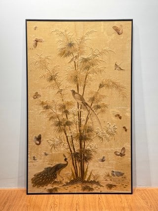 Embroidered bamboo in Qing Dynasty reported peace and bird dance became auspicious.: Wooden frame mounting, silk embroidery. The picture depicts bamboo forests, birds, peacocks, butterflies and flowers. Bamboo poles are tall and straight, bamboo leaves are fine, birds have different