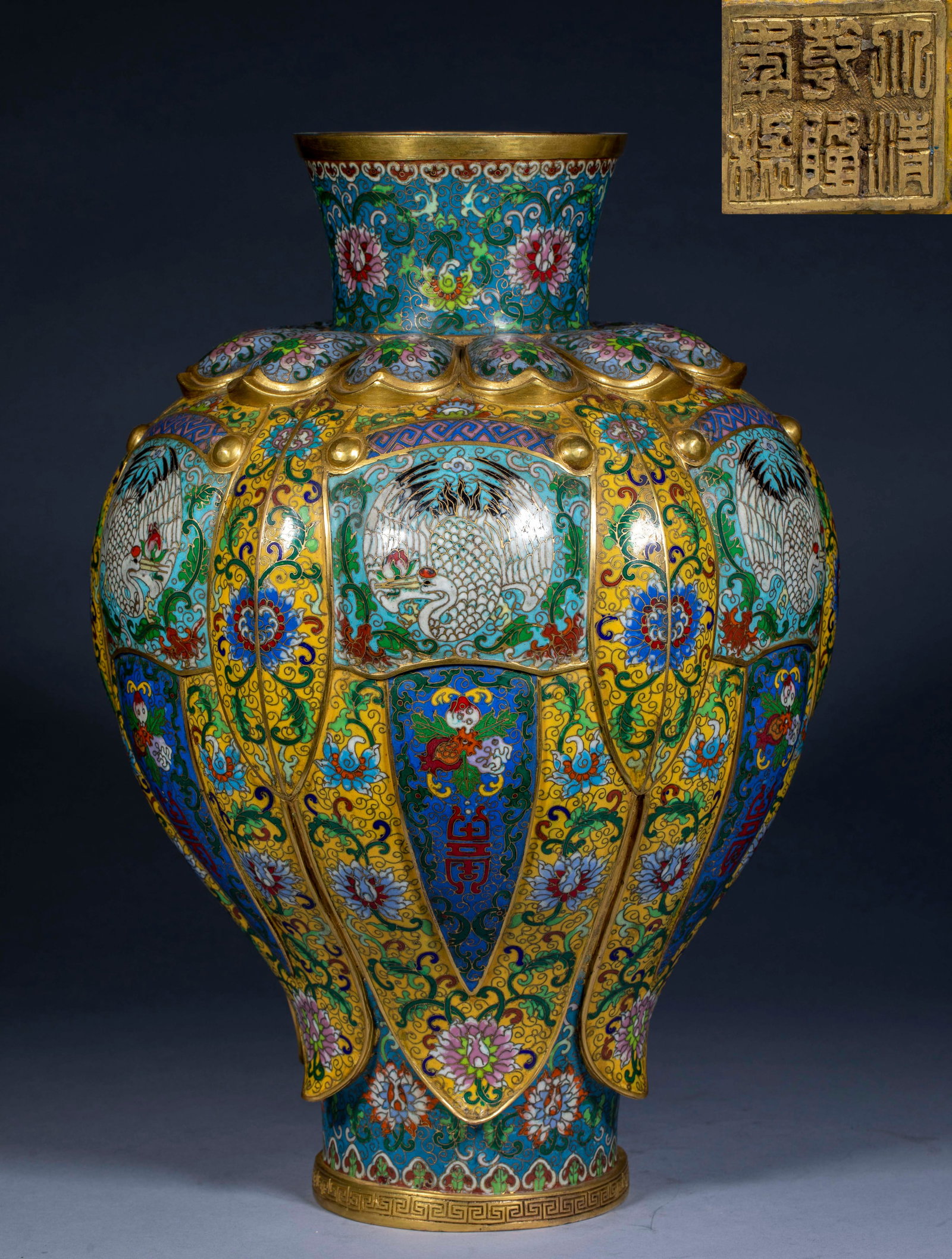 Ganlong annual Cloisonneenamel pumpkin crane plum bottle: The whole body is a copper tire, and the mouth edge and contour edge are gilded in large areas. The neck of the bottle is tied, and the body is made of multi-layer lotus petals and melon ridges. The