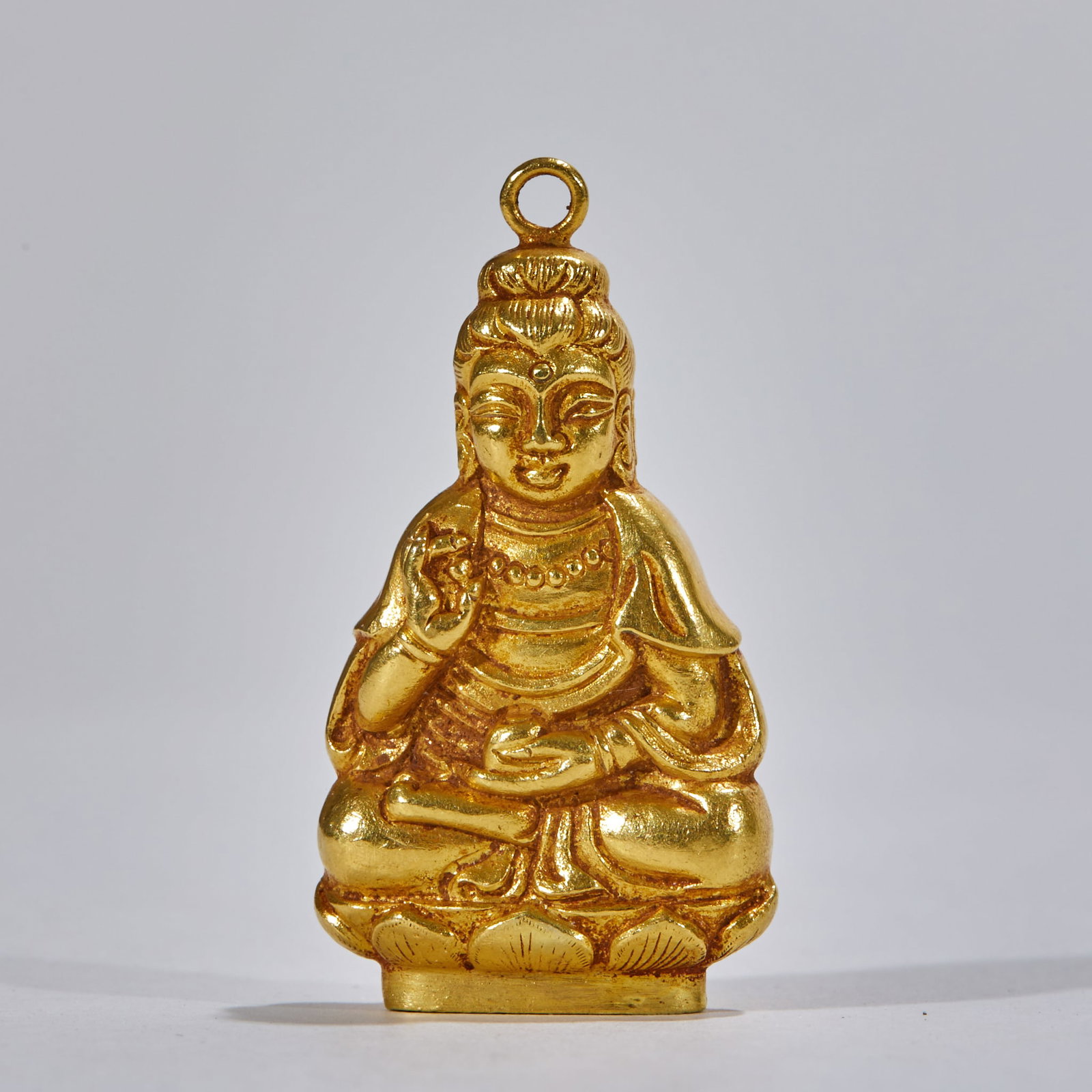Pure gold Sakyamuni Buddha: The whole piece is made of gold, and the top is cast with a hanging ring, which can be worn by wearing a rope. The statue sits on the lotus pedestal with a full face and white hair between the eyebrow