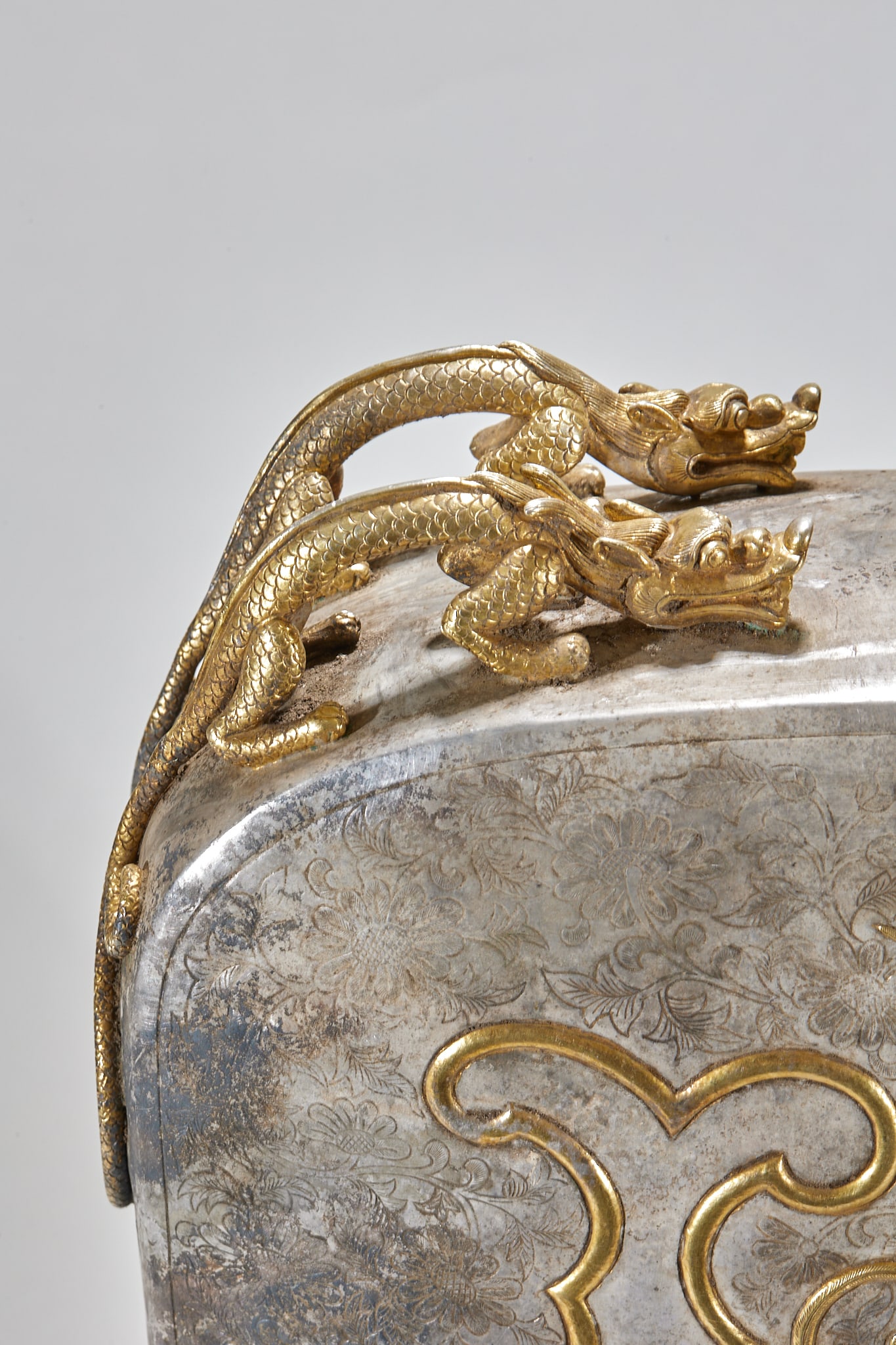 Silver-gilded flat pot with dragon and phoenix patterns - 5