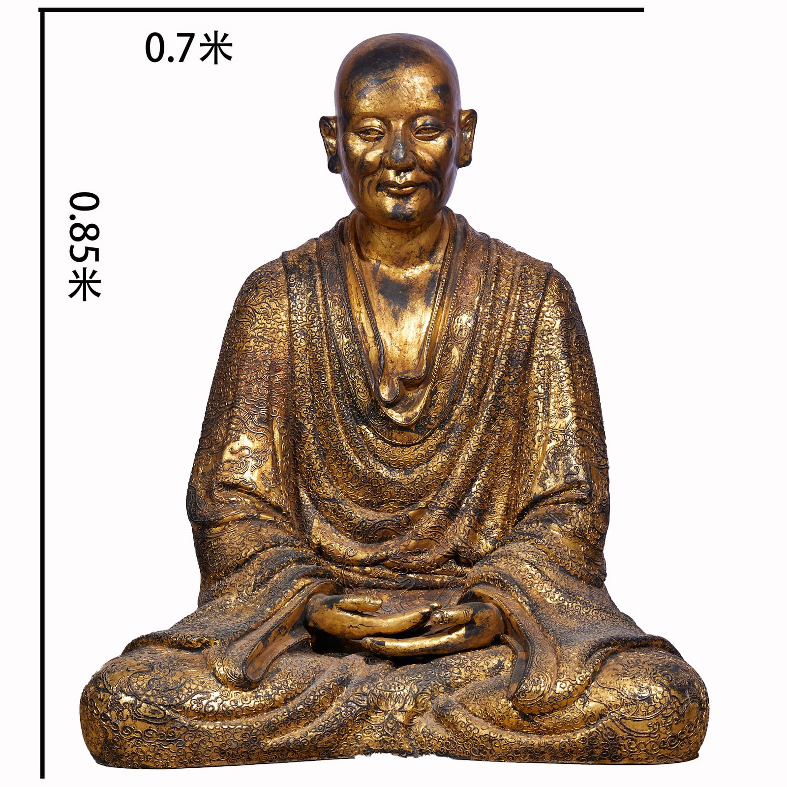 Mud tires are born out of gold-plated arhats.: Sit in a knot with your hands folded in front of your abdomen. The face is realistic, and the face is the appearance of an elderly monk. The whole body is painted with gold, and the robes are full of 