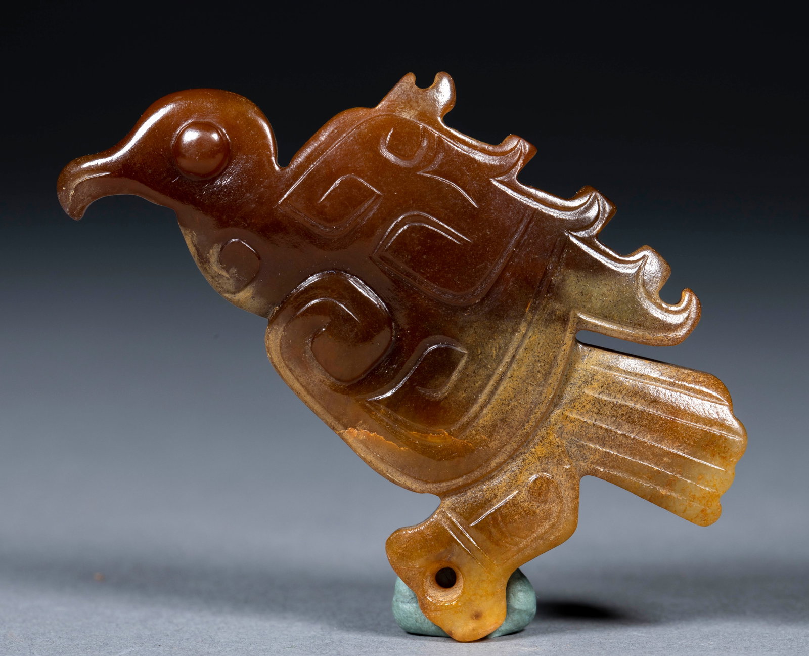 Yuxiao: The whole device is made of jade, with dark brown and dark green, and the local dark green changes to light yellow. The utensils are shaped like a side-looking bird, with raised round eyes and a