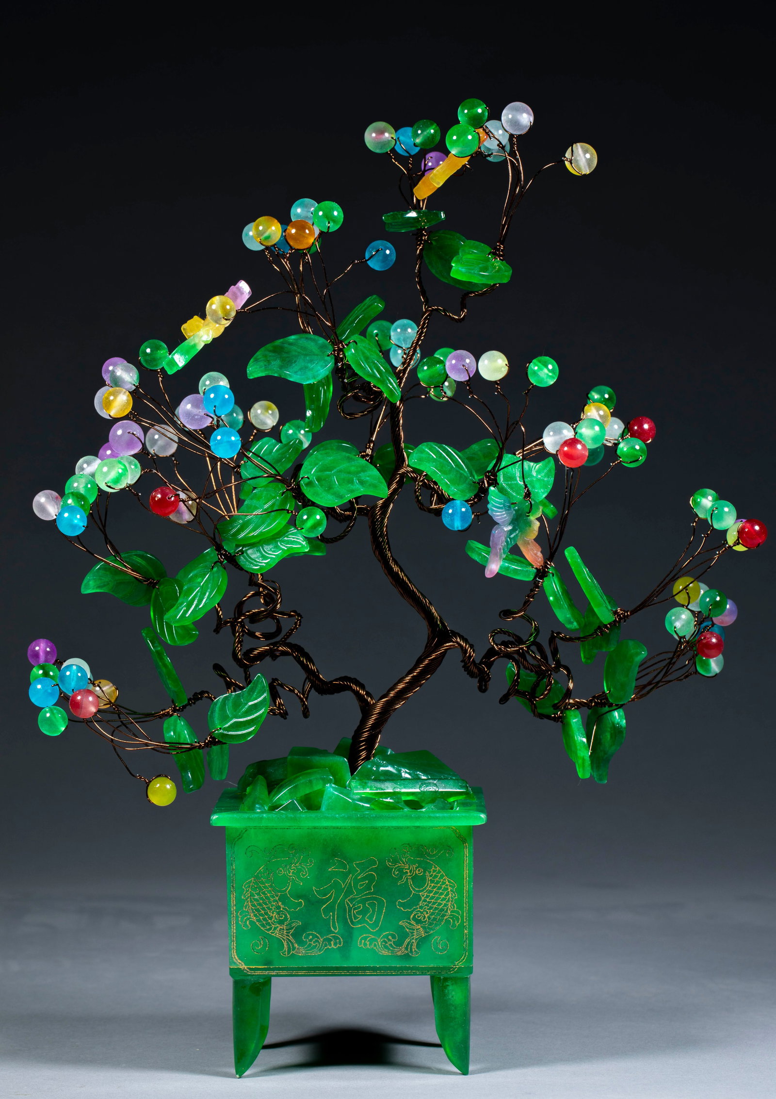 Flying birds, flowers and flowers, four-legged bonsai with rich flowers and blessings.: Square four-legged feeder basin, the basin body is emerald green, and the outer wall of the basin is painted with gold and carved with the pattern of Pisces and "Fu". The copper wire twisted the trunk