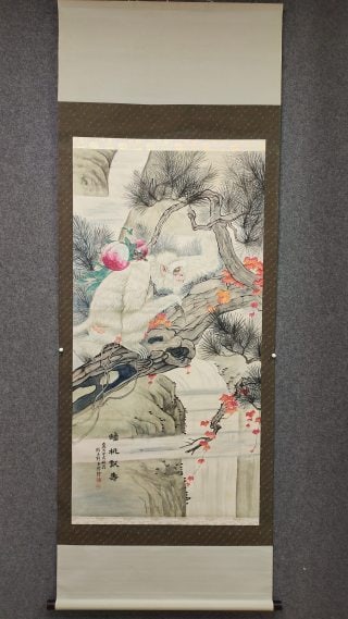 Liu Kuiling Flat Peach Birthday Offering Picture: The vertical shaft is complete with the original mounting and the ground shaft is complete. The picture shows the rocks in Gu Song, with two white apes perched on the branches, holding peaches, red