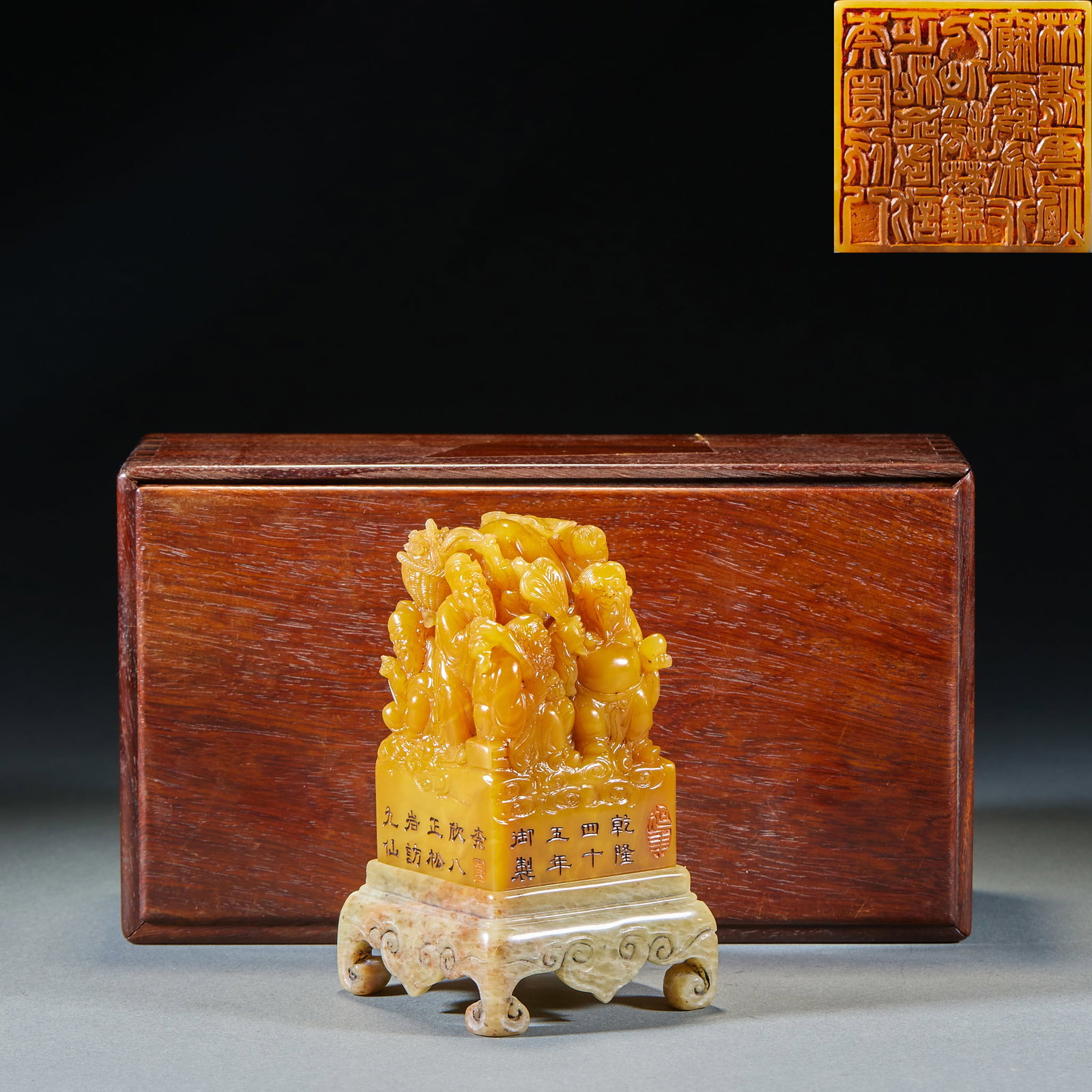 Tian Huangshi beast button seal: Tian Huangshi's texture is square, and the Eight Immortals figures with high relief at the top of the stamp pad have different postures and are arranged at random. On the side of the seal, the words