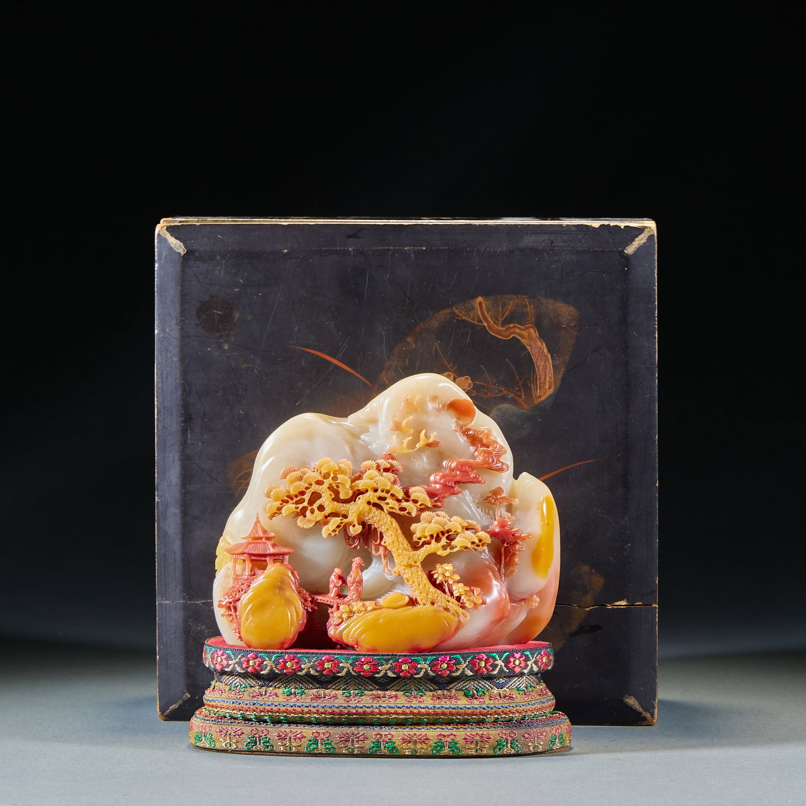 Tian Huangshi pine ornaments: Shoushan stone is carved with natural red, yellow and white colors. Carved pine trees and pavilions on the mountain, carved figures walking on small bridges between rocks, and clouds are lingering.
