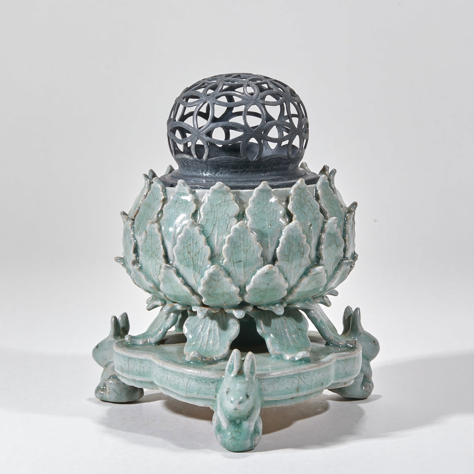 Korean celadon rabbit aromatherapy: The whole body is painted with green glaze, and the body is molded into a double-petal lotus blossom shape. The lotus petals are stacked layer by layer, and the glaze is covered with open pieces. The