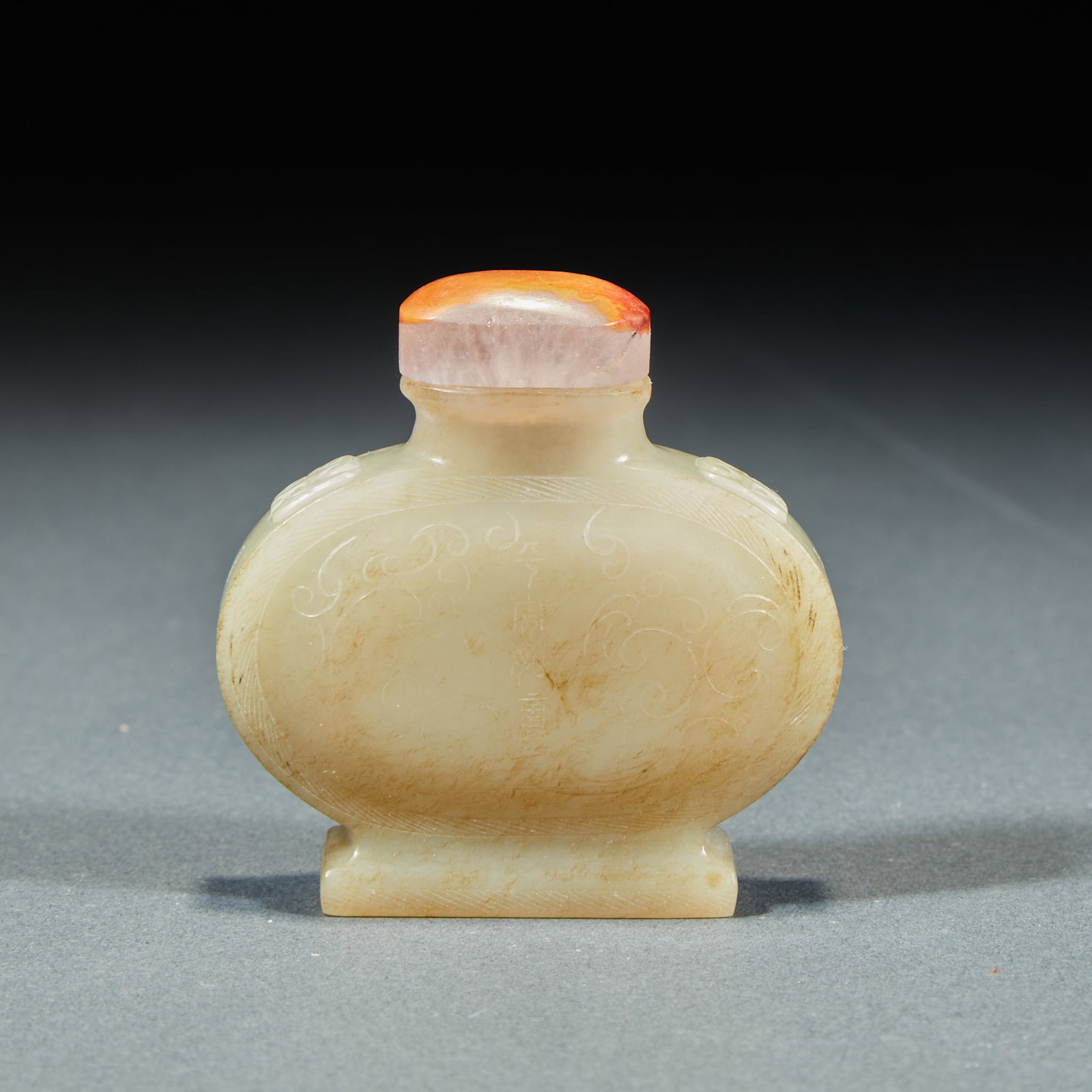 Qing Dynasty Hetian Baiyu carved "rich and safe" pattern snuff bottle: Blue and white jade texture, the shape is flat round snuff bottle. Both sides of the pot body are illuminated, and the grass pattern is engraved on the inside of the pot body, and the first ear is car