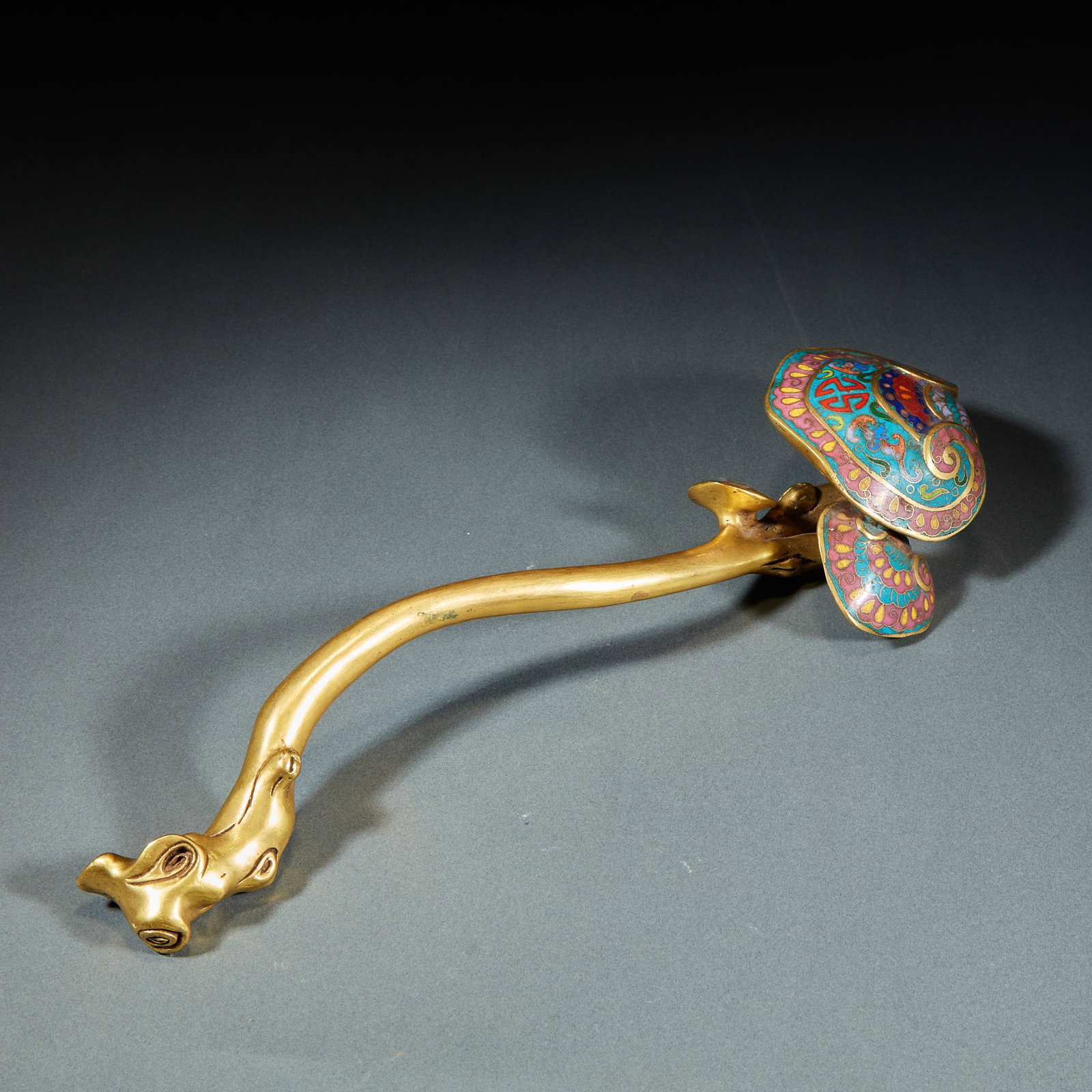 Bronze-gilded enamel color is as good as you want.: The main body of the whole handle is copper-plated gold, and the handle is carved to simulate the shape of natural ganoderma lucidum branches. Ruyi's head is made of flowers and leaves, and the surfac