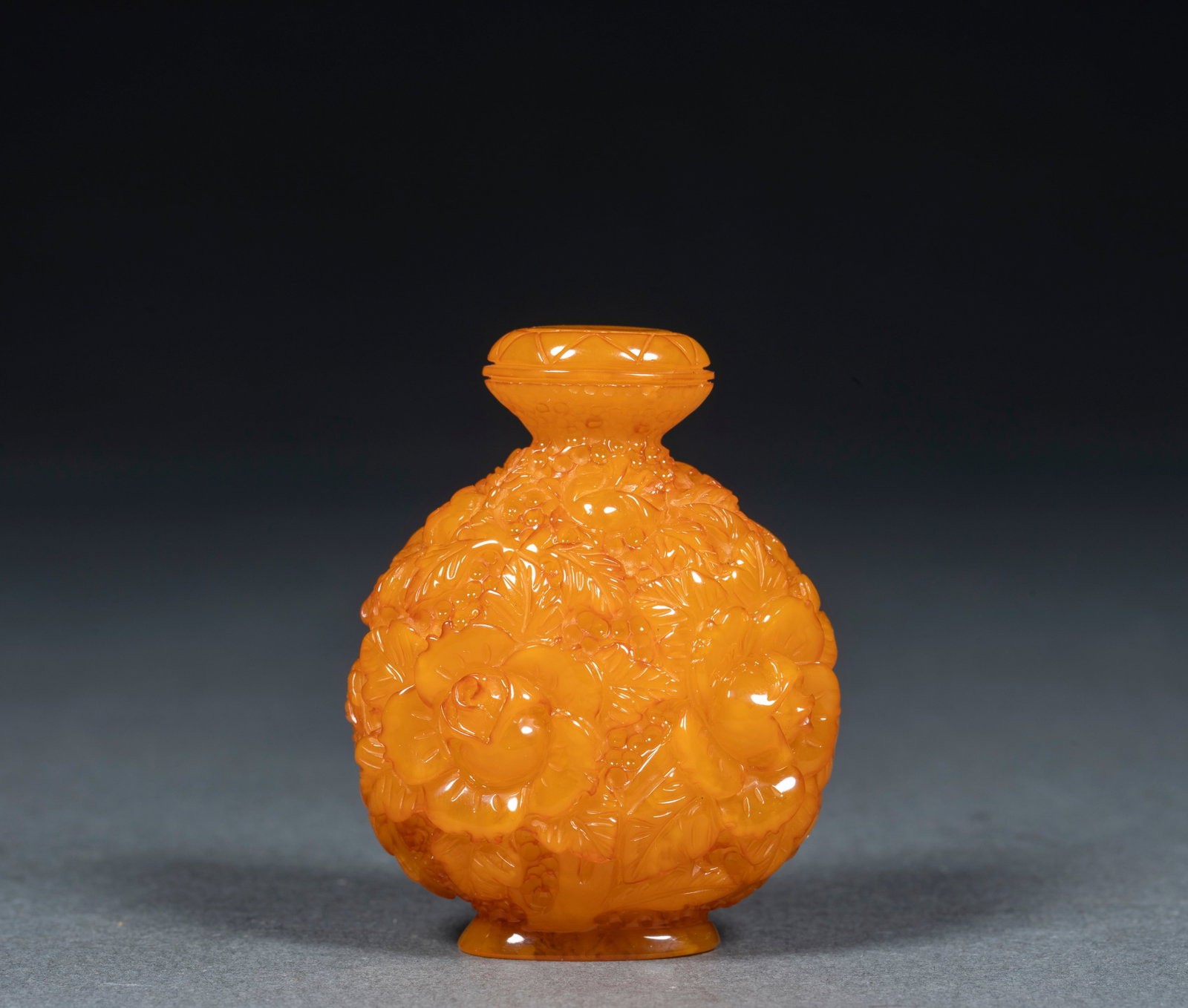 Beeswax embossed floral snuff bottle: Beeswax texture, the pot body is oblate and spherical. The peony flowers are layered with high relief, with staggered leaves and layers and full three-dimensional texture. The spout is turned
