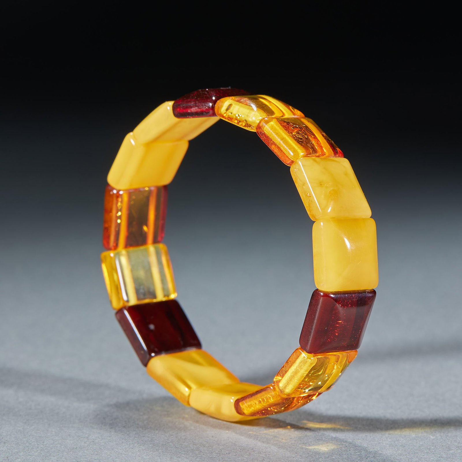 Beeswax amber bracelet: It is made by splicing a plurality of square beeswax pieces, including three colors of chicken oil yellow, Jin Po and Xuepo. Each piece of material is polished regularly, and the pieces are connected