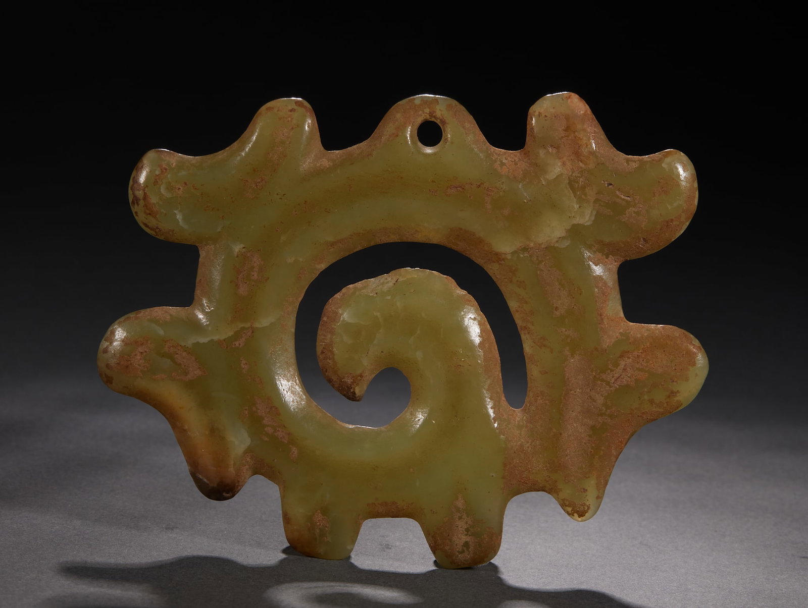 Hongshan gouyunpei: Topaz texture, the whole body is curled and convoluted, with multiple groups of dentate ridges distributed on the outer edge of the body, and the middle part is spirally curled inward, and circular ho