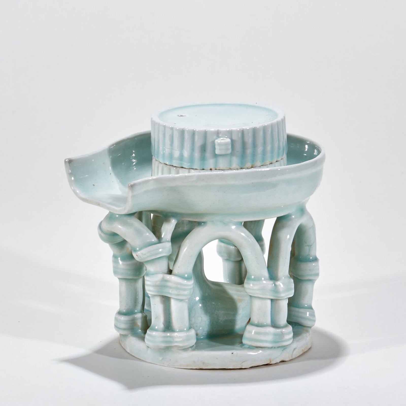Automatic tea set with green and white glaze and bamboo pattern: The whole body is painted with green glaze, and the glaze color is light blue and bright. The ware is made of porcelain by grinding, and the upper part is a grinding disc with a cover. The surface of 