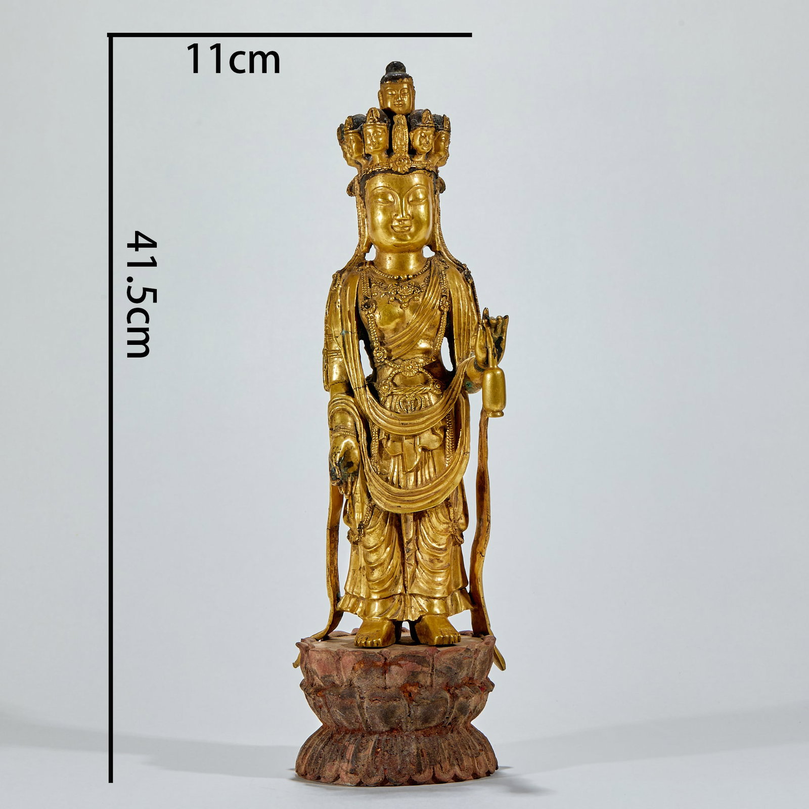 Gold-plated vase Guanyin: The height is 41.5 cm and the crown is 11 cm wide. Copper gilding, eleven-sided treasure crowns are arranged in layers. Bodhisattva's face is full, his body is decorated with complicated wreaths, and 