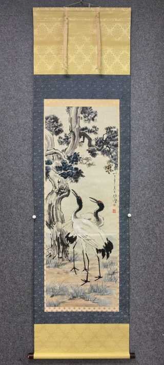 Xu Beihong Songhetu: The paper is colored and vertical, and the whole picture is completely mounted. The picture is painted with vigorous Gu Song, the trunk is twisted, and the pine leaves are stained with thick ink. Ther