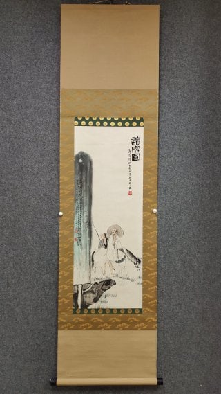 Fu Baoshi reads stone maps.: The paper is colored with vertical axis and originally mounted. On the left side of the picture, a huge monument stands, and the tablet surface is covered with inscriptions. On the right side, a