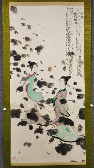 Fu Baoshi early autumn ladies map: Paper color vertical axis. The picture depicts two ladies in ancient costumes, with elegant clothes and blue, red and gray colors. Fallen leaves are flying around the characters, and the pen and ink