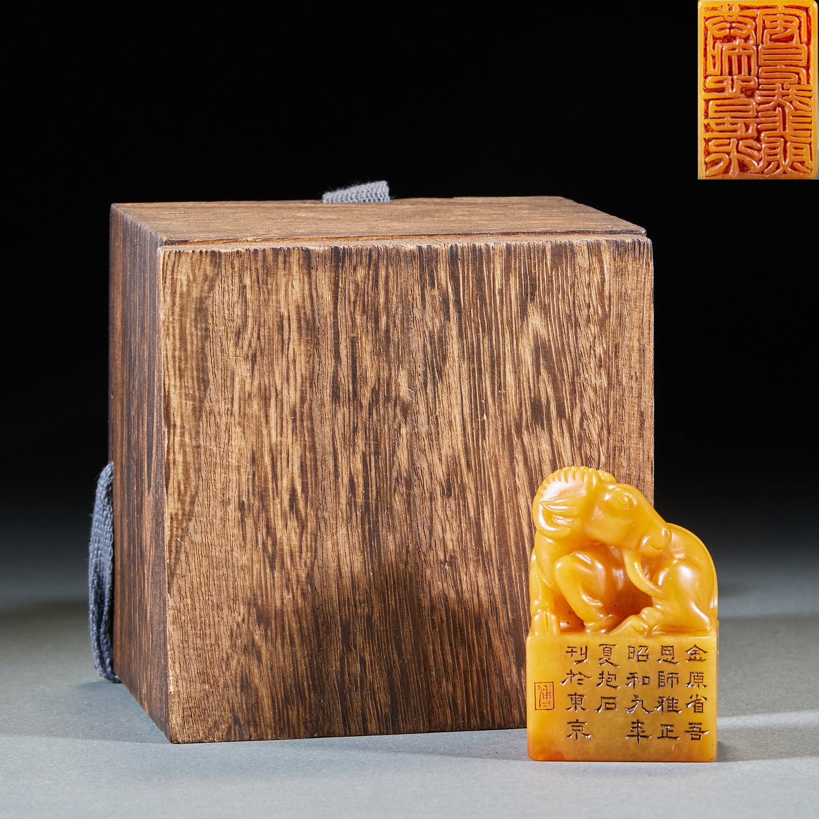 Tianhuangshiyang seal: Tian Huang's texture and color are moist and yellow, and the buttons are carved in the shape of three sheep. The sheep is stocky, docile and smooth. On the side wall of the seal, the margin of the