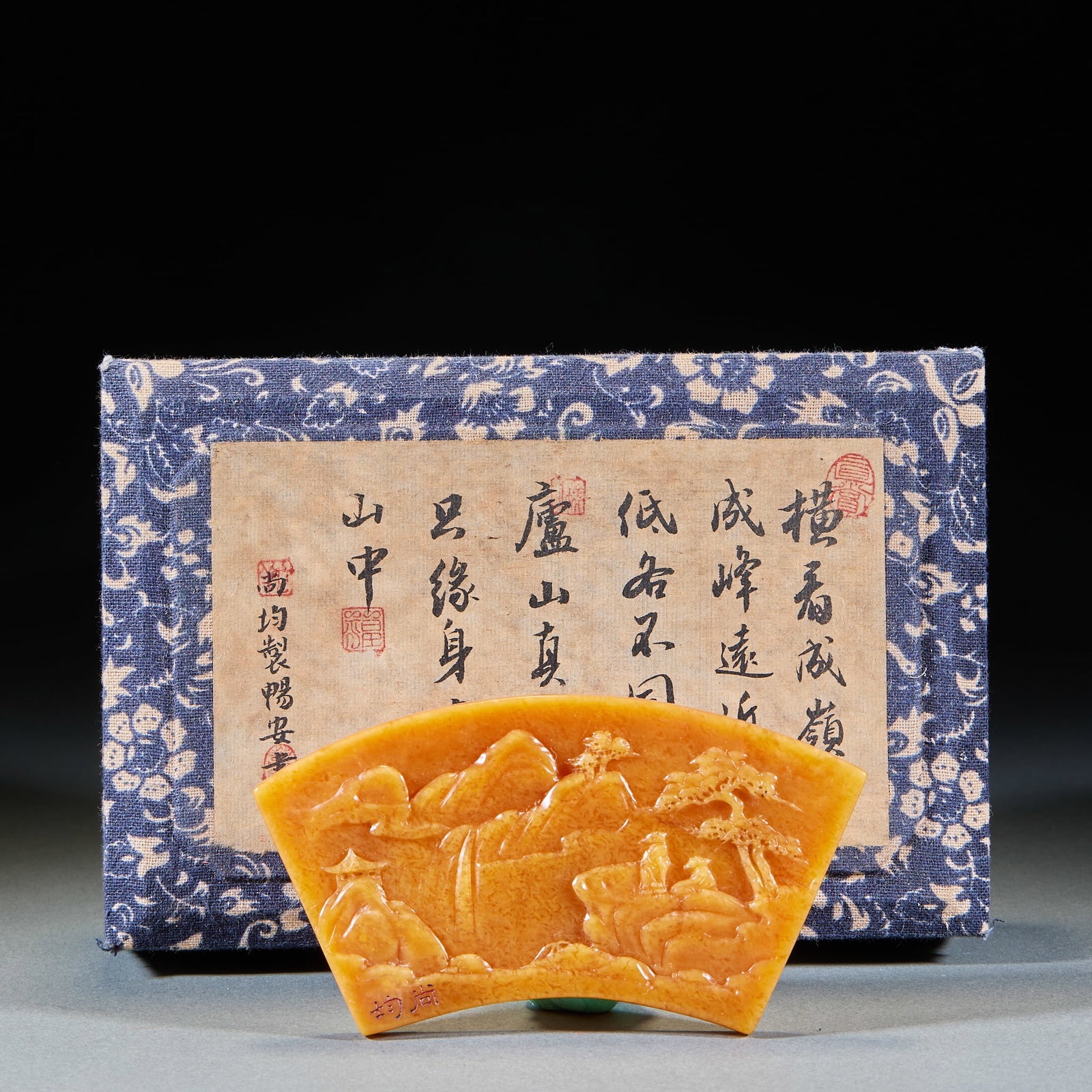 Shangjuntian Huangshi Panasonic figure ornaments: Tian Huang texture, as a fan-shaped device. The surface of the device is embossed with landscape figures, with mountains, waterfalls, flowing springs, pines and pavilions, and two nobles watching