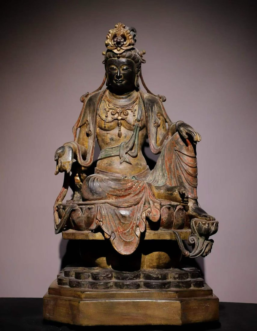 Qingshi painting is free from Guanyin: Woodcarving statue, Guanyin is sitting freely, sitting on the lotus platform. Wearing a crown, his face is round, his chest is bare and he wears gorgeous wreaths, and his silk ribbon naturally hangs d