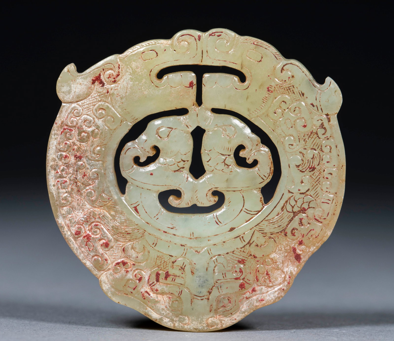 Hollow out the double dragon ring phoenix jade jade jade: Turquoise, the shape of the device is flower-shaped and outlined. The utensils are hollowed out, with a pair of dragons facing each other carved inside, dragons and phoenixes and cirrus palindromes