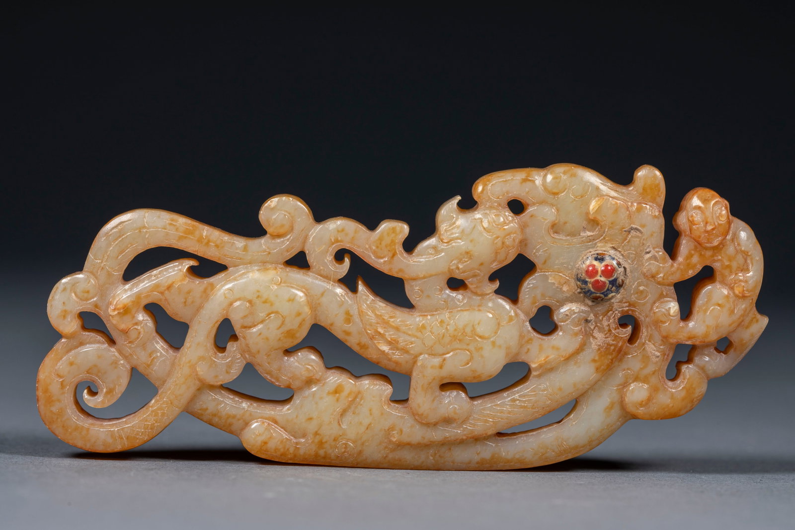 Yu Pei inlaid with a clever carving of a dragon (1 of 10)