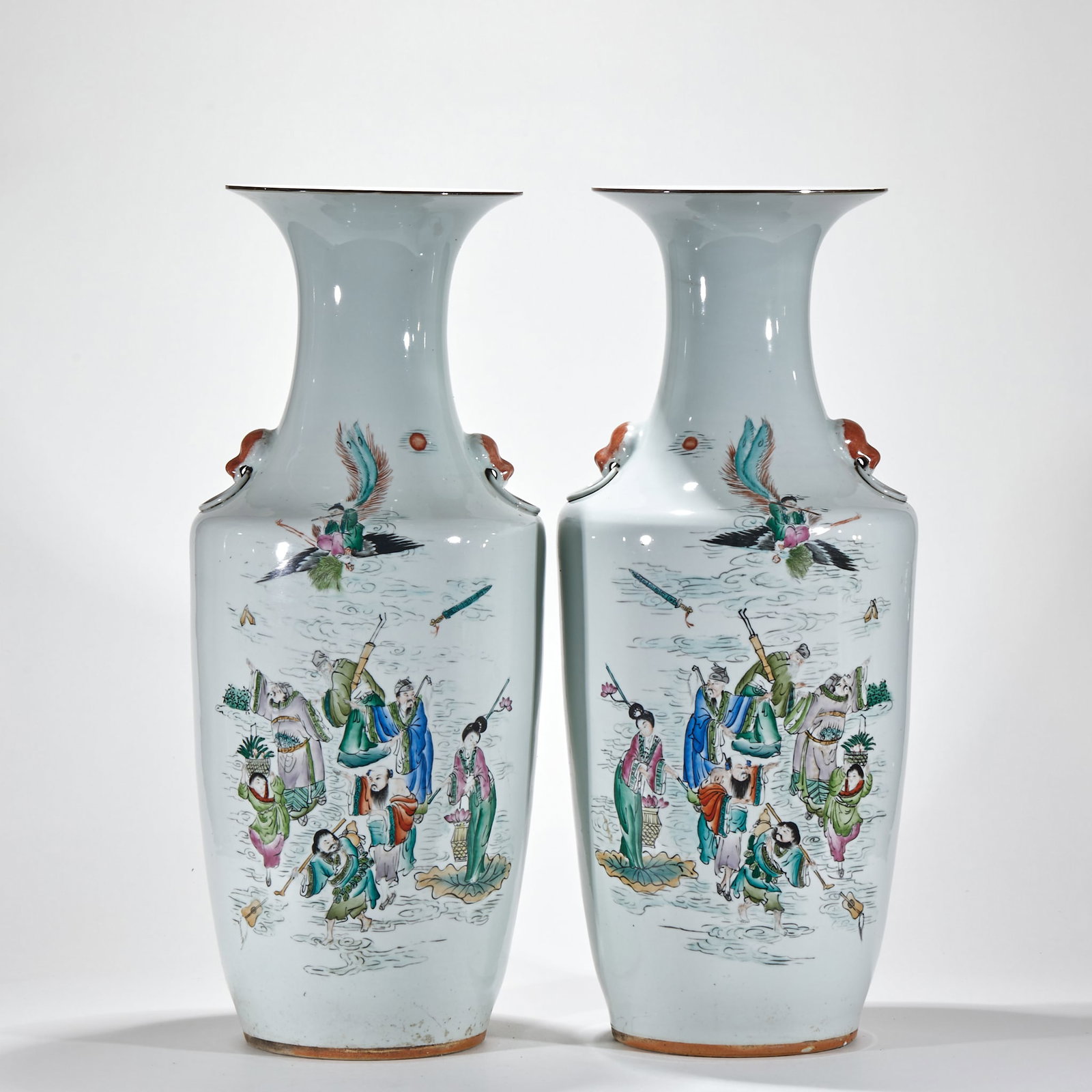 Republic of China pastel eight immortals crossing the sea ear bottle: The bottle has a long neck, a smooth shoulder, a bulging belly and a full circle. On both sides of the neck, the animal's head and ears are molded, and the animal's ears are painted red. The body of