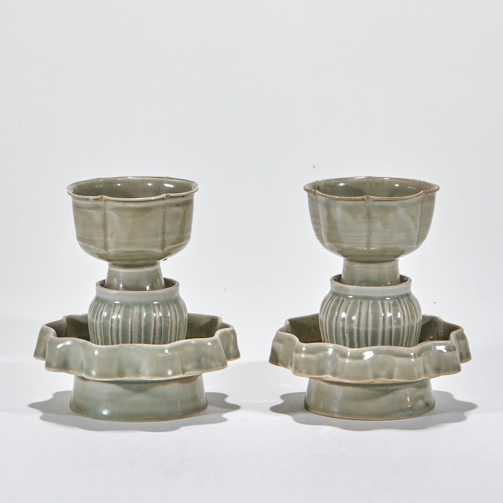 A pair of blue and white glazed flower-shaped table lamps: A complete set of flower-dividing cups, waist-binding seats and flower-opening lamp holders. The cup body has a flower mouth, and the cup body is shaped like a melon ridge, and the lower part is