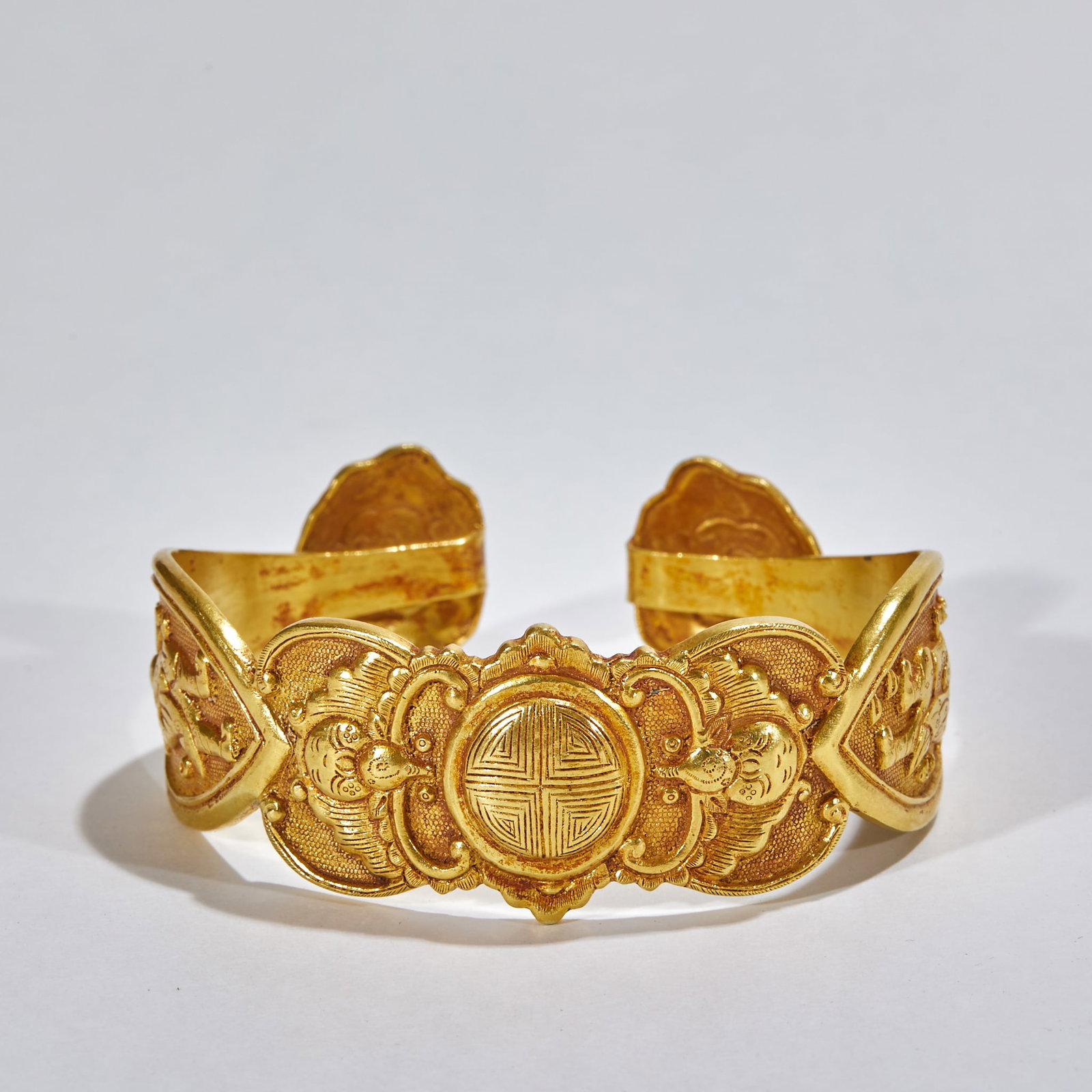 Pure gold character wishful bracelet: Open gold bracelet with wide and flat body. The center of the bracelet is carved with the pattern of longevity, the bat pattern is symmetrical left and right, the ground is fine caviar pattern, and