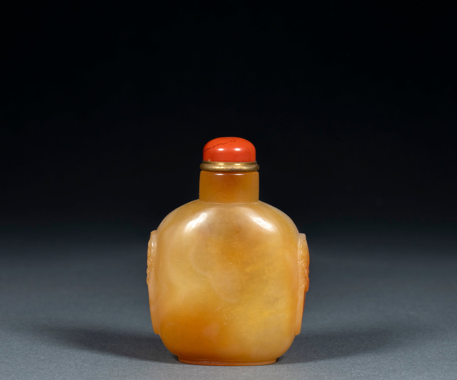 Agate animal ear snuff bottle: Topaz material, the bottle body is square and flat, with straight neck, rich shoulders, abdomen and full circle. On both sides of the shoulder, the embossed animal heads are covered with the first