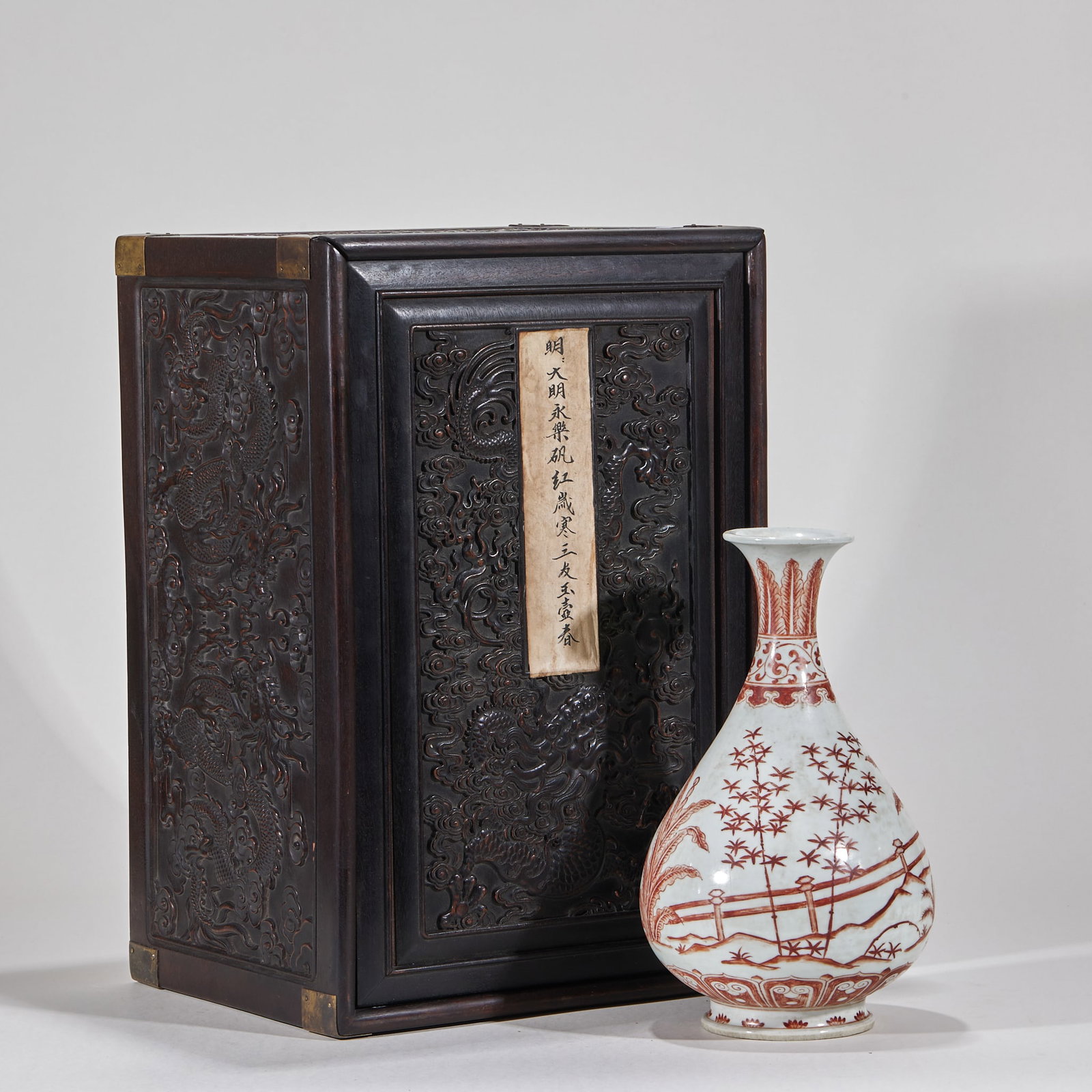 Fan hong sui Han San you jade pot spring bottle: Jade pot spring bottle has a curled mouth, a thin neck, a drooping abdomen and a full circle. The whole body is painted in red with white ground, and the neck is painted with banana leaf patterns.